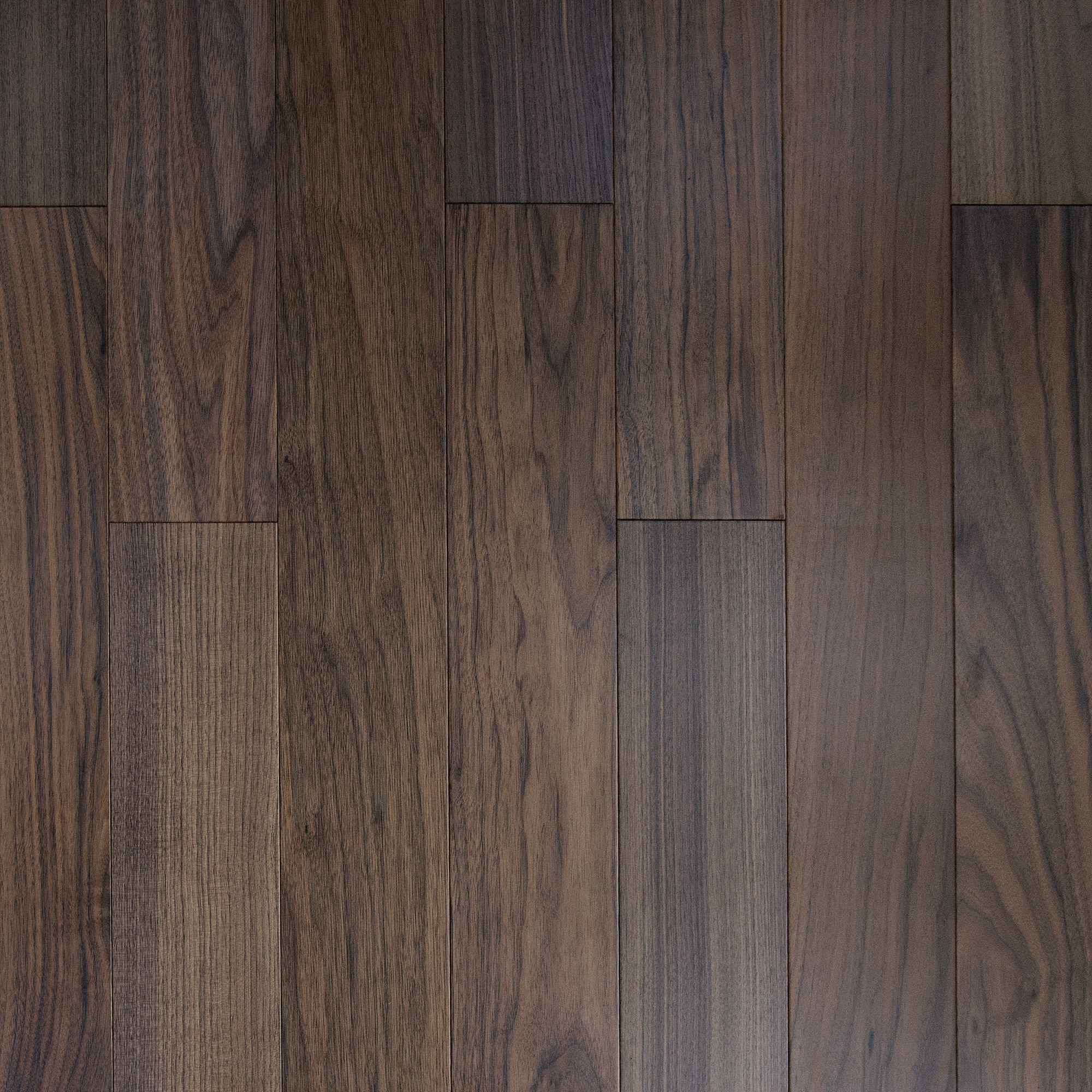 Изображение товара Инженерная доска из ореха американского 23 класс, 12 мм, с фаской, лакированная