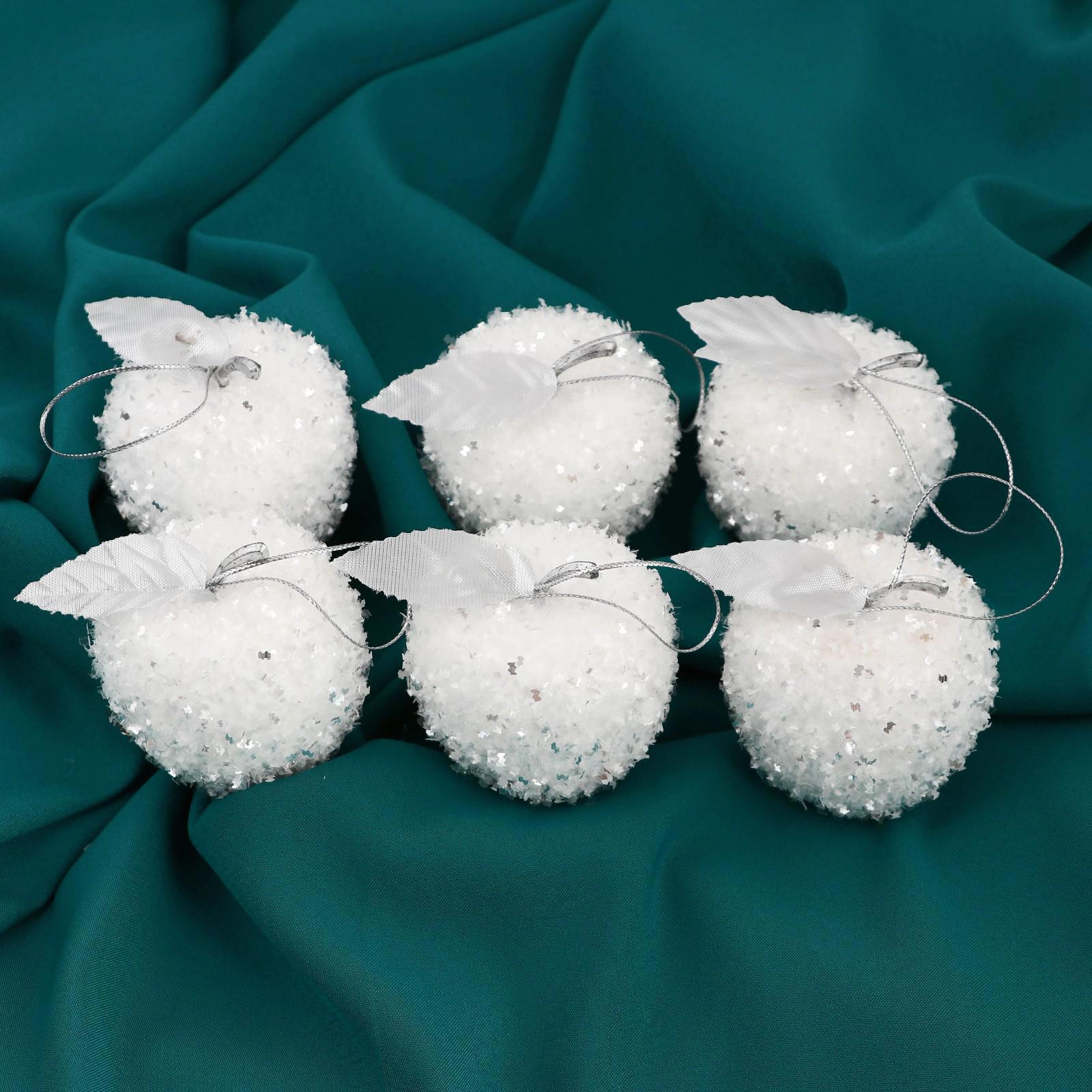 Изображение товара Набор елочных игрушек Яблочко Зимнее волшебство 2371313 5 см х 5 см белый