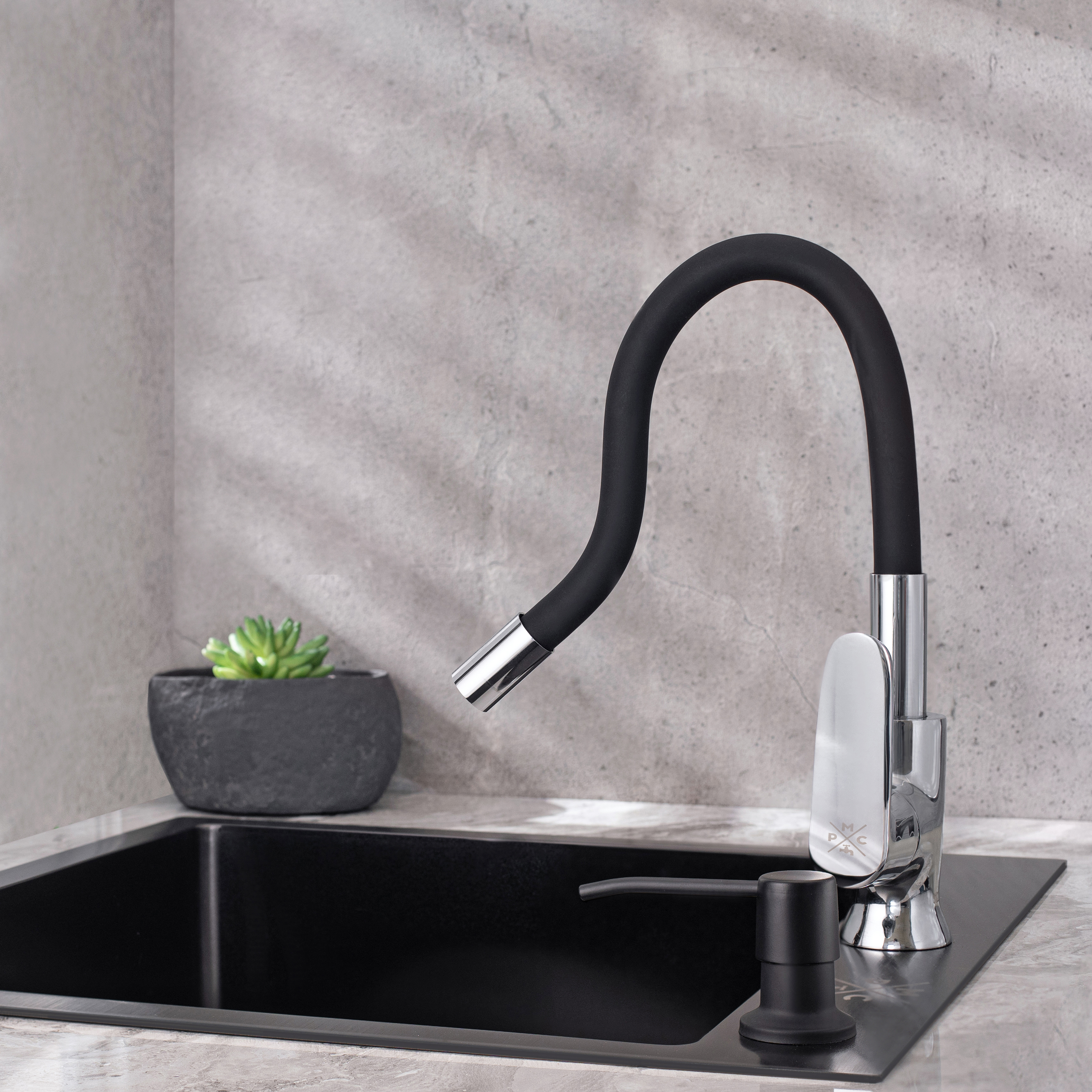 Изображение товара Однорычажный кухонный смеситель с гибким изливом и черным покрытием РМС Sl123bl-016f-1