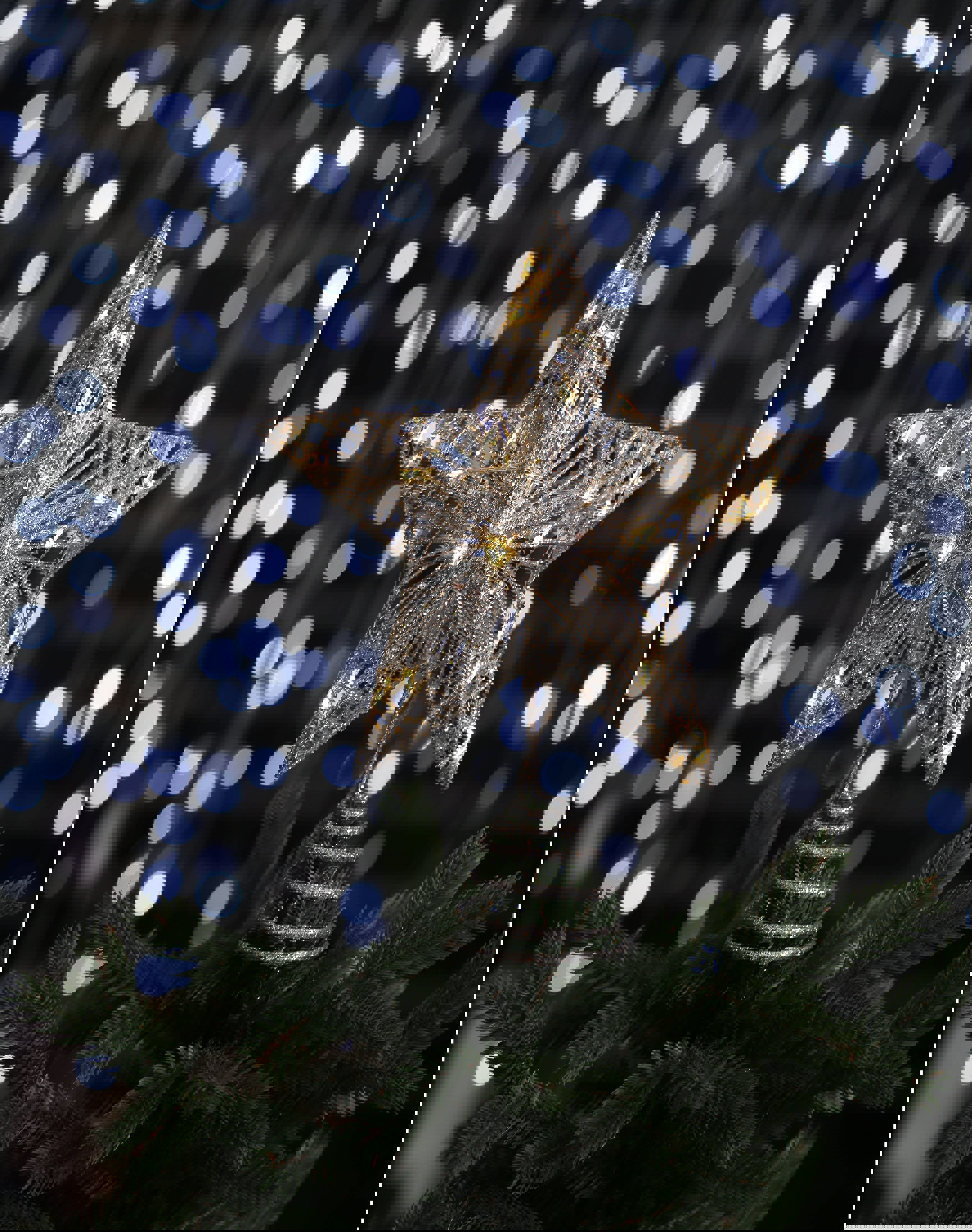 Изображение товара Верхушка на елку Merry green Звезда с диодами 25 см серебристая для уютного праздника