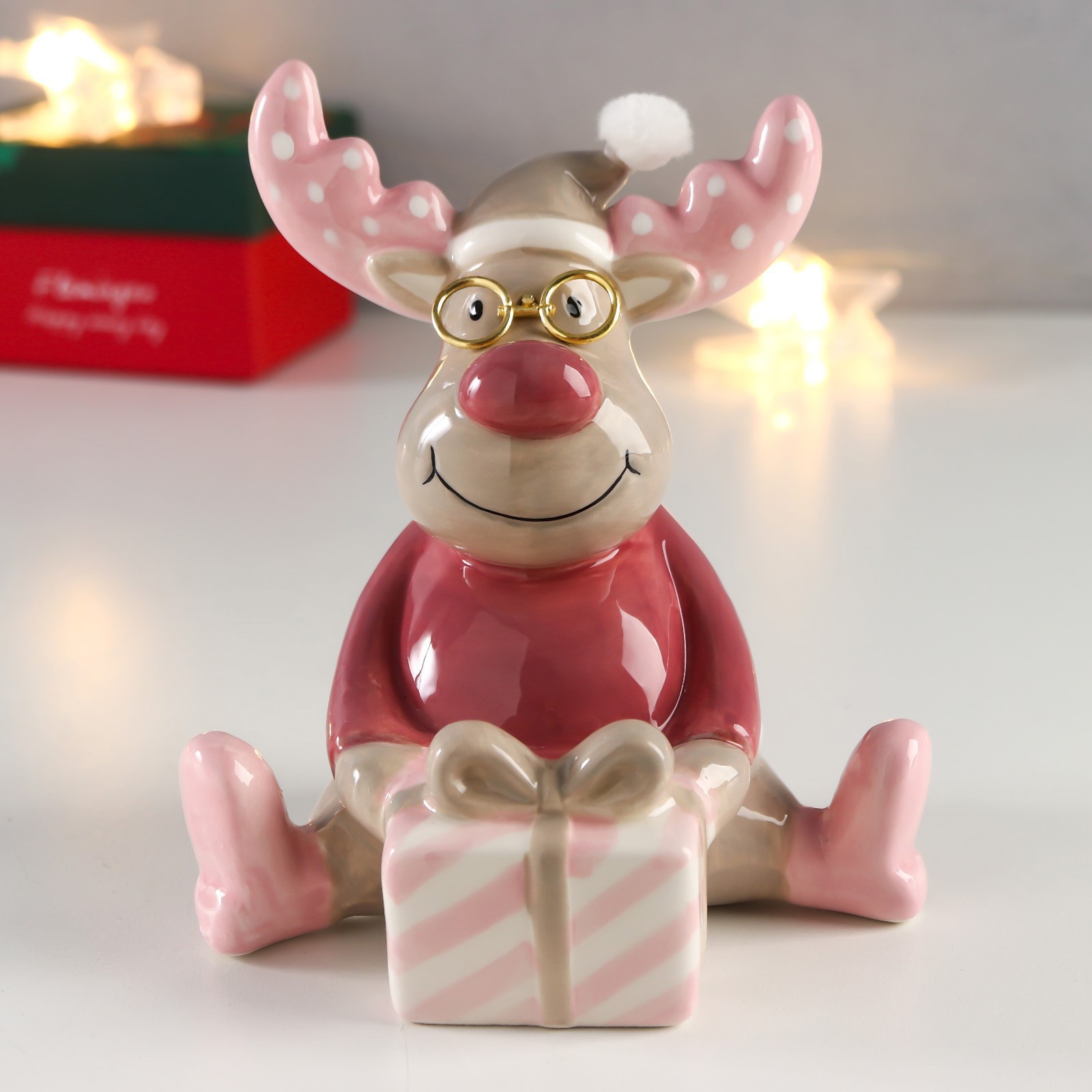 Изображение товара Новогодняя фигурка Simaland Лосик в очках с подарком цветной 12.5x9.2x11 см Изображение товара Новогодняя фигурка Simaland Лосик в очках с подарком цветной 12.5x9.2x11 см