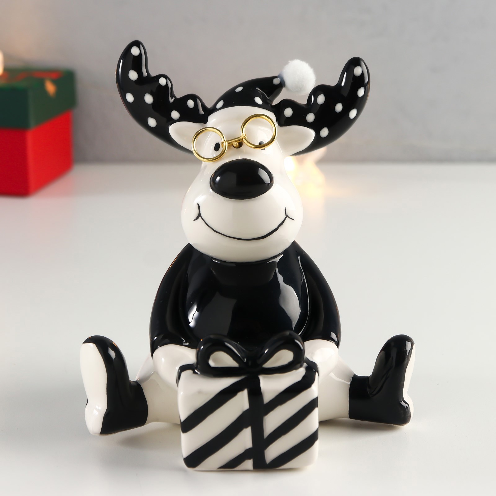 Изображение товара Новогодняя фигурка Simaland Лосик в очках с подарком чёрный 12.5x9.2x11 см