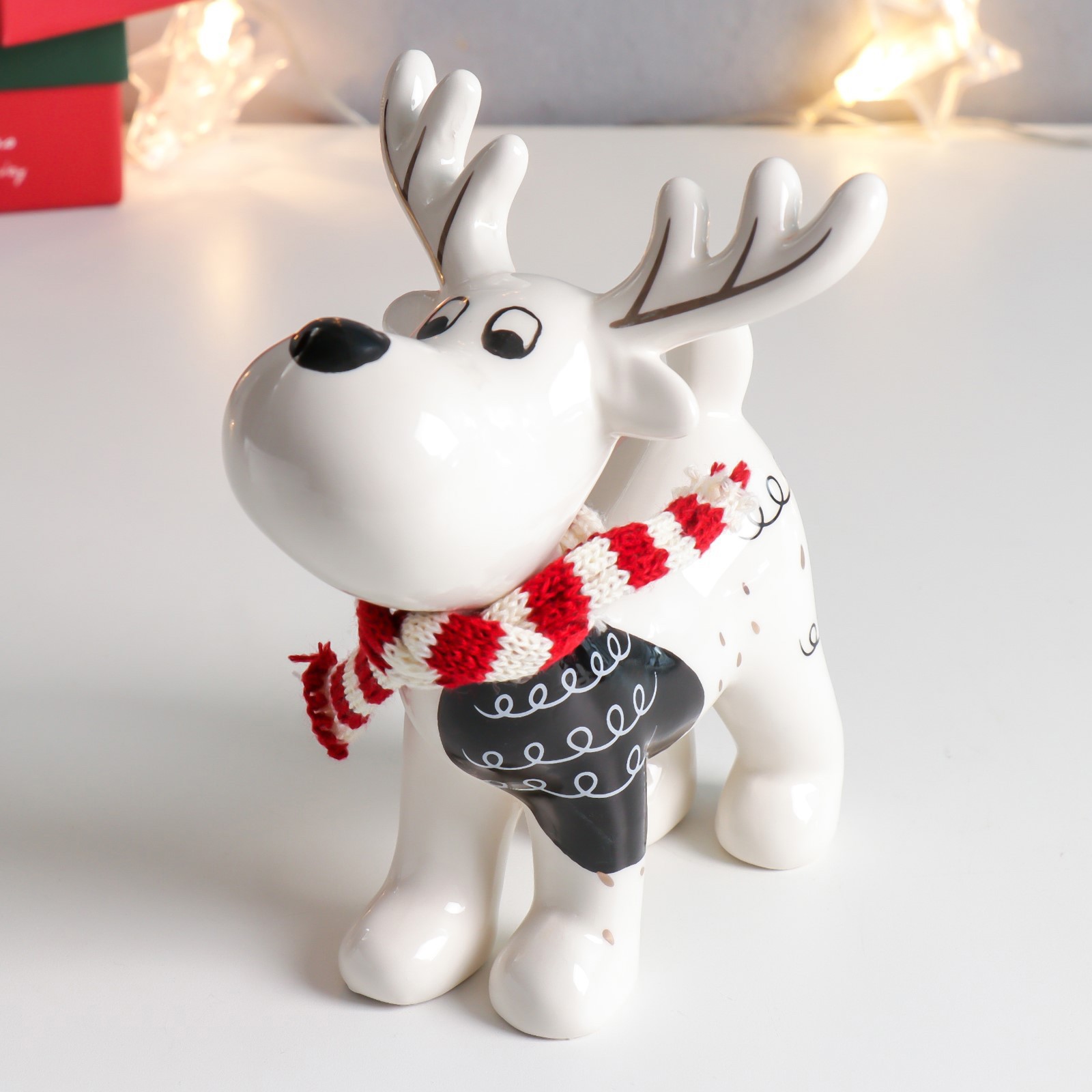 Изображение товара Новогодняя фигурка Simaland Олешка в шарфике, с сердечком на боку белый с золотом 16.5x12.4x14.3 см