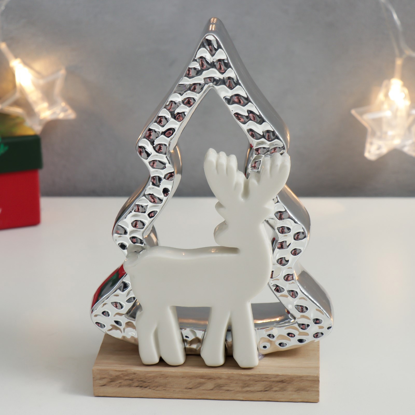 Изображение товара Новогодняя фигурка Simaland Олень у ёлочки серебро 17.7x5.2x12 см