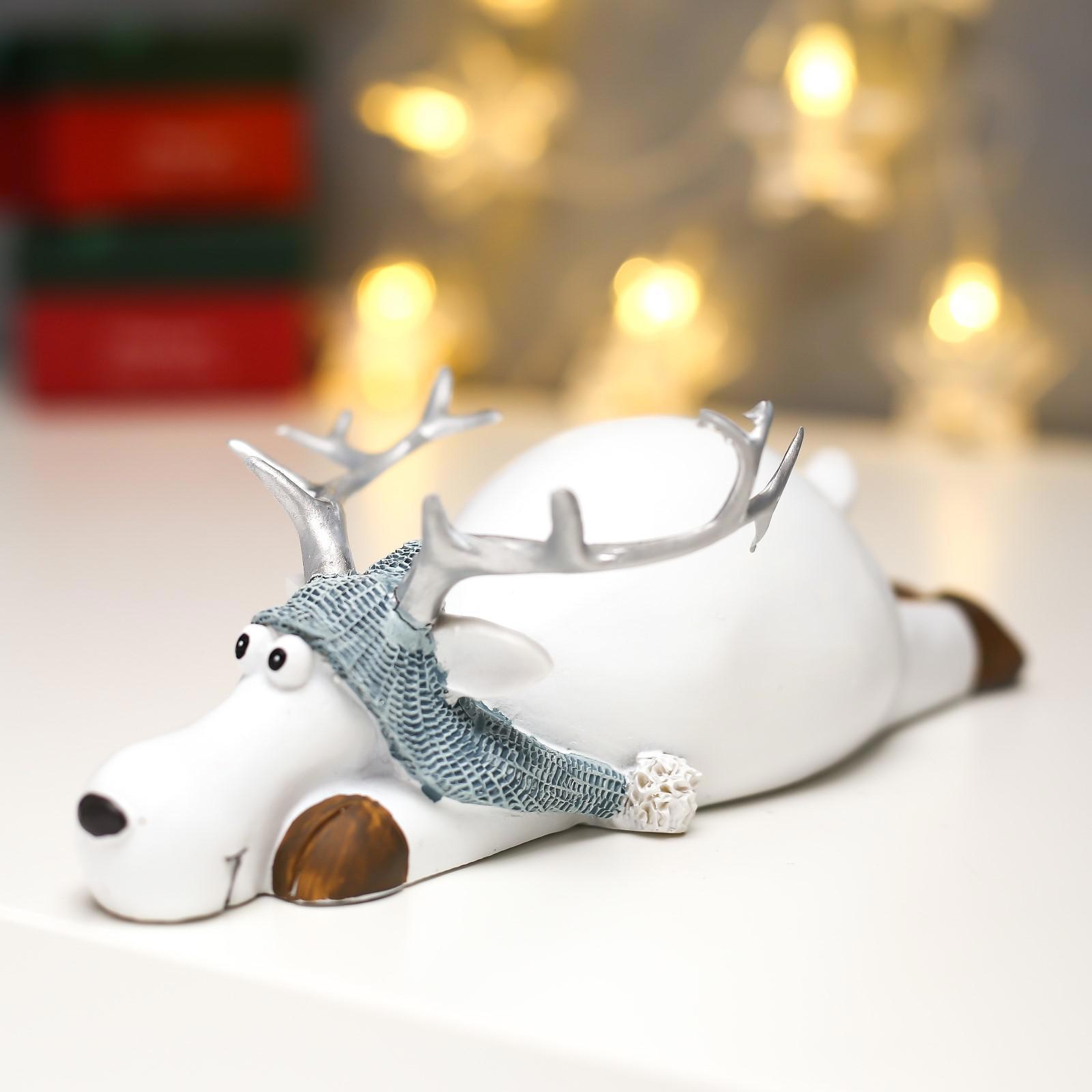 Изображение товара Новогодняя фигурка Simaland Белый олешка в вязаной шапке лежит на пузе 6.5x7.5x22 см