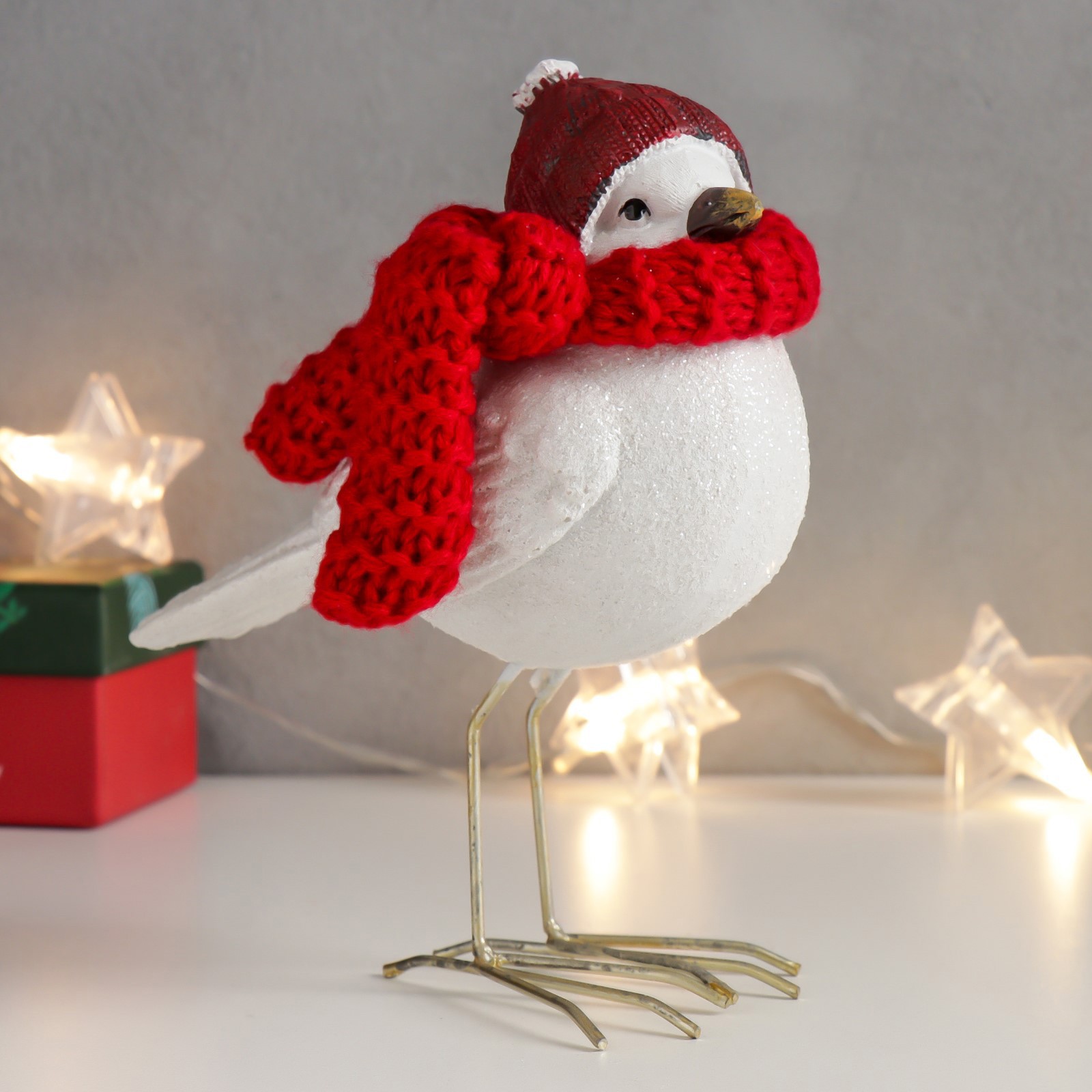 Изображение товара Новогодняя фигурка Simaland Белый птенчик в шапке и красном вязанном шарфе 18x16x9 см