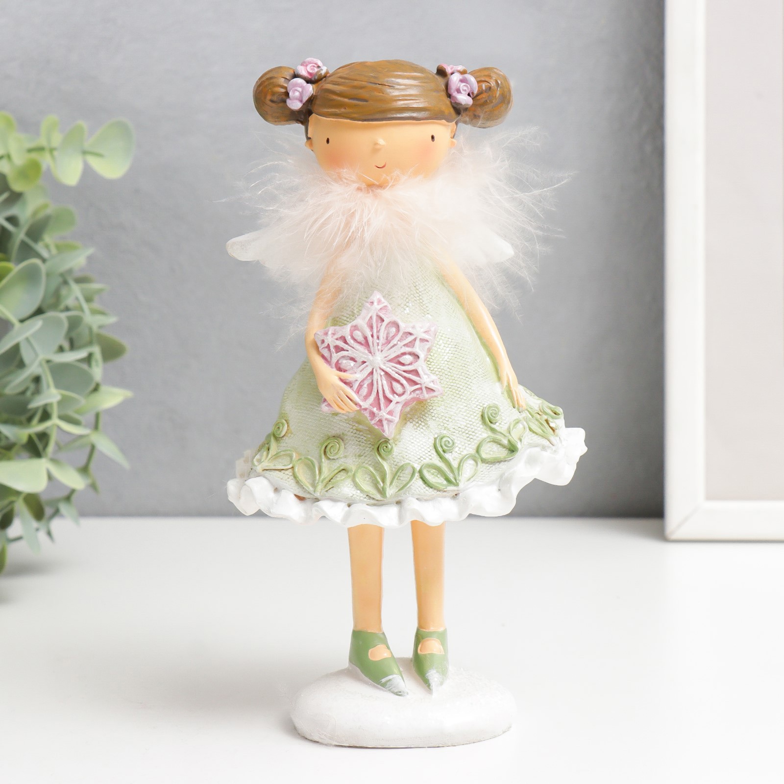 Изображение товара Новогодняя фигурка Simaland Девочка в зелёном платье со снежинкой 10.5x8x18.5 см