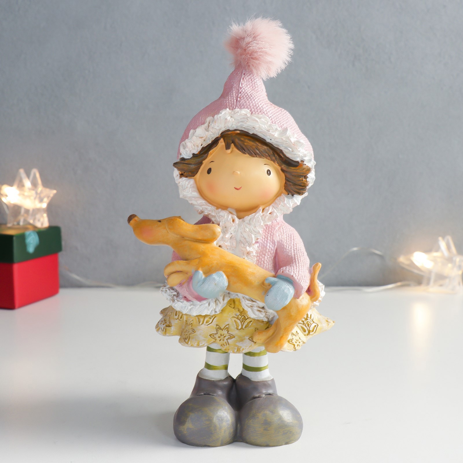 Изображение товара Новогодняя фигурка Simaland Девочка в розовой курточке с собачкой на руках 9.5x8.5x19.5 см