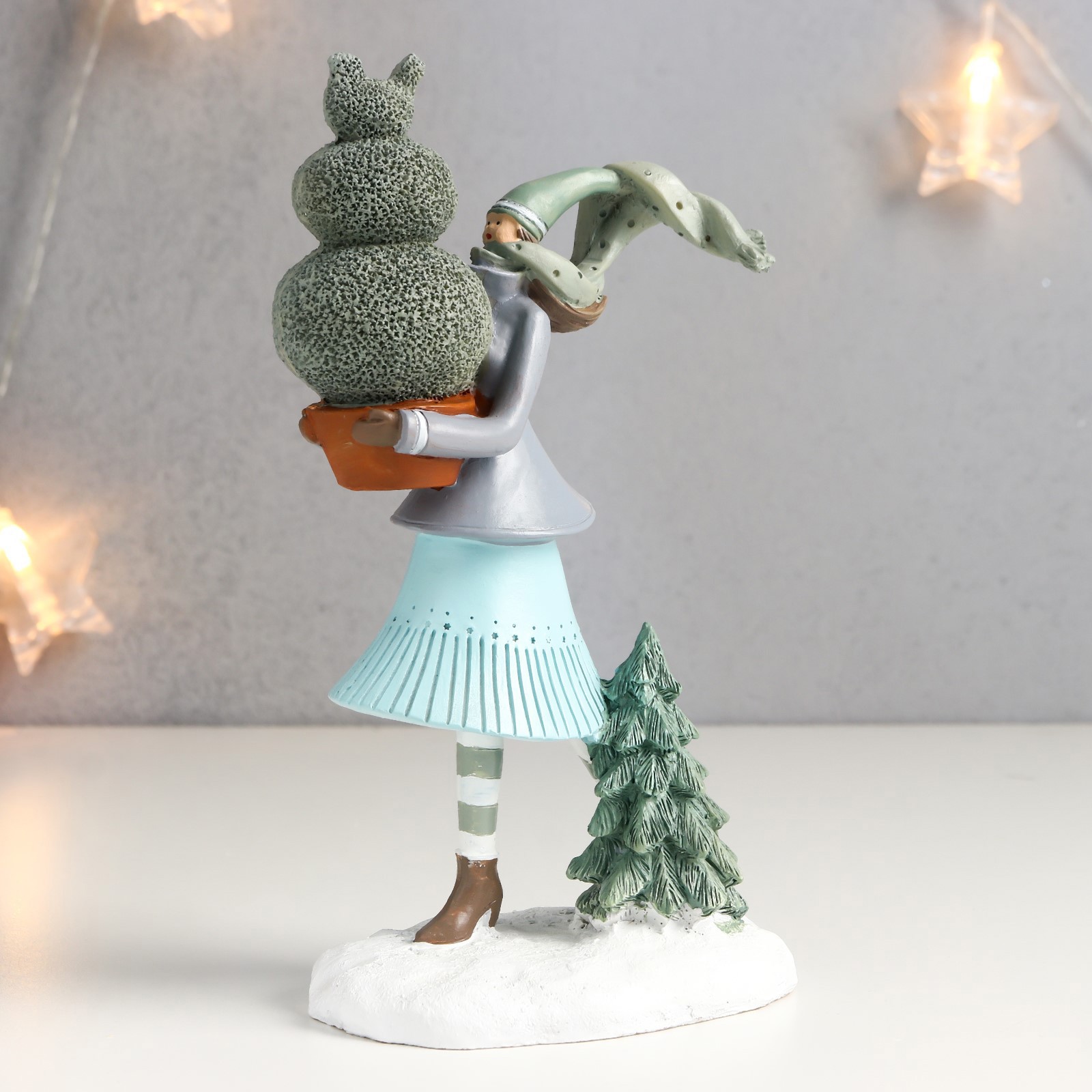 Изображение товара Сималанд Девушка в зимнем наряде с горшком, 18.5 см