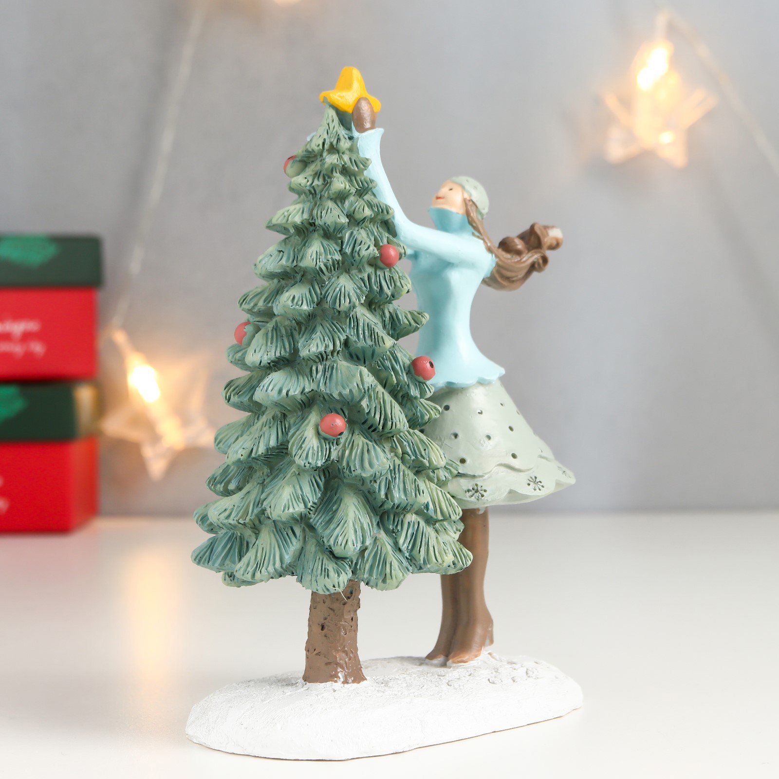 Изображение товара Новогодняя фигурка Simaland Девушка в зимнем наряде украшает ёлочку 15x6.5x10 см