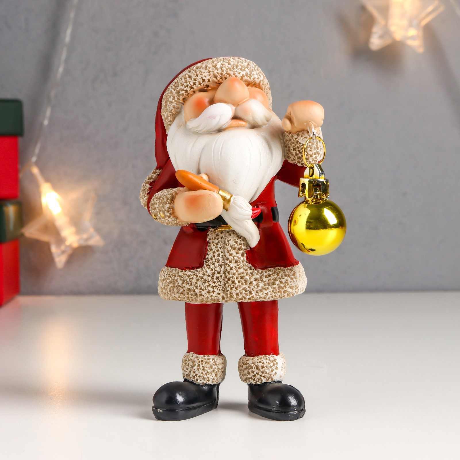 Изображение товара Новогодняя фигурка Simaland Дедушка Мороз красит новогодний шарик 13x6x6.5 см