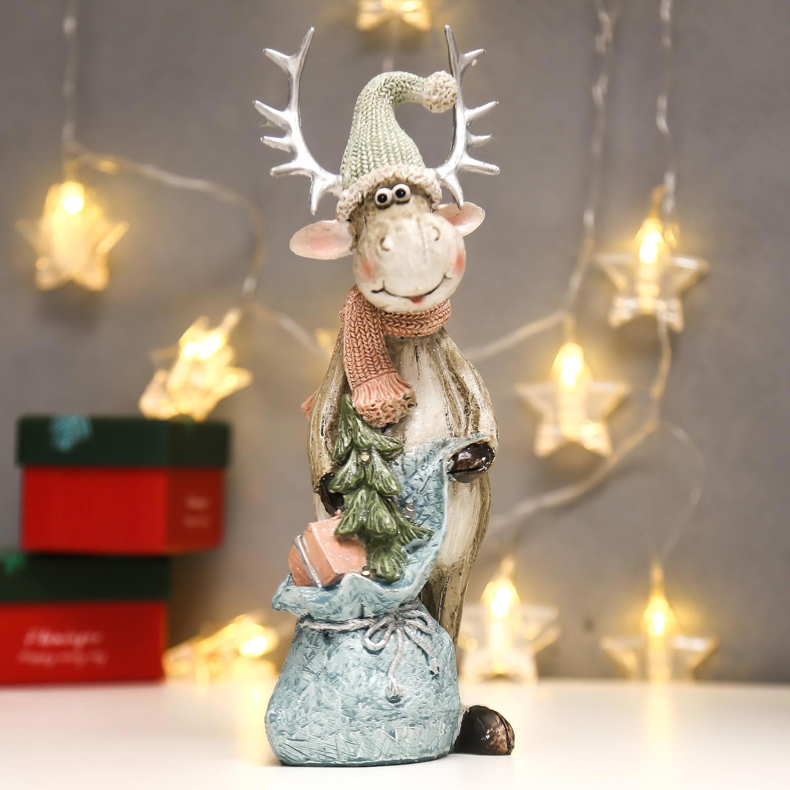 Изображение товара SIMALAND Лосик в вязаном колпаке — декоративная новогодняя фигурка 26,5x11x10 см