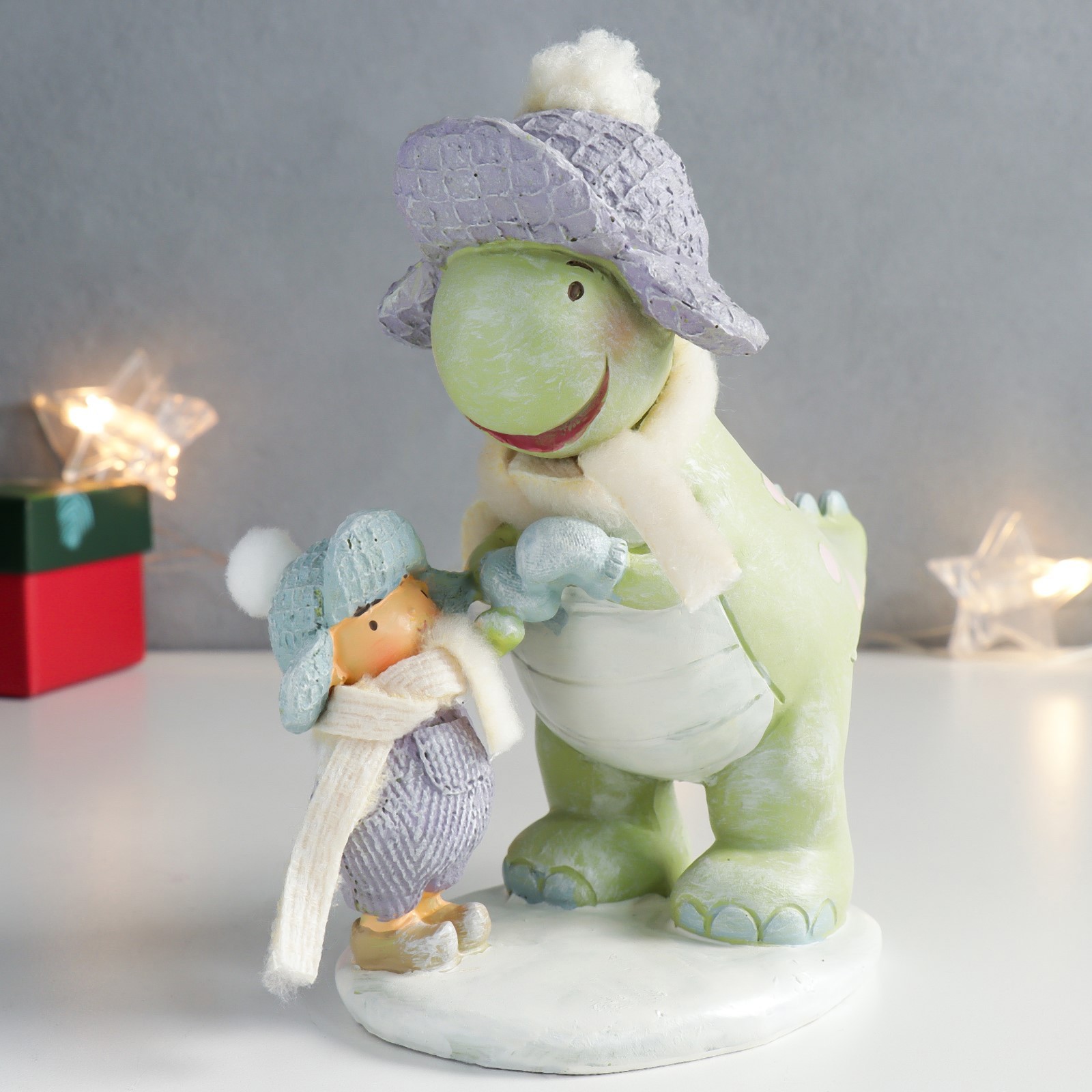 Изображение товара Малыш и динозаврик в шапочках — новогодняя фигурка SIMALAND