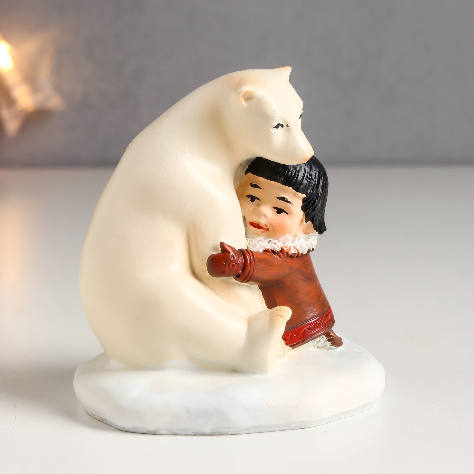 Изображение товара Новогодняя фигурка SIMALAND Малыш обнимается с белым мишкой 8,5×5,5×7 см