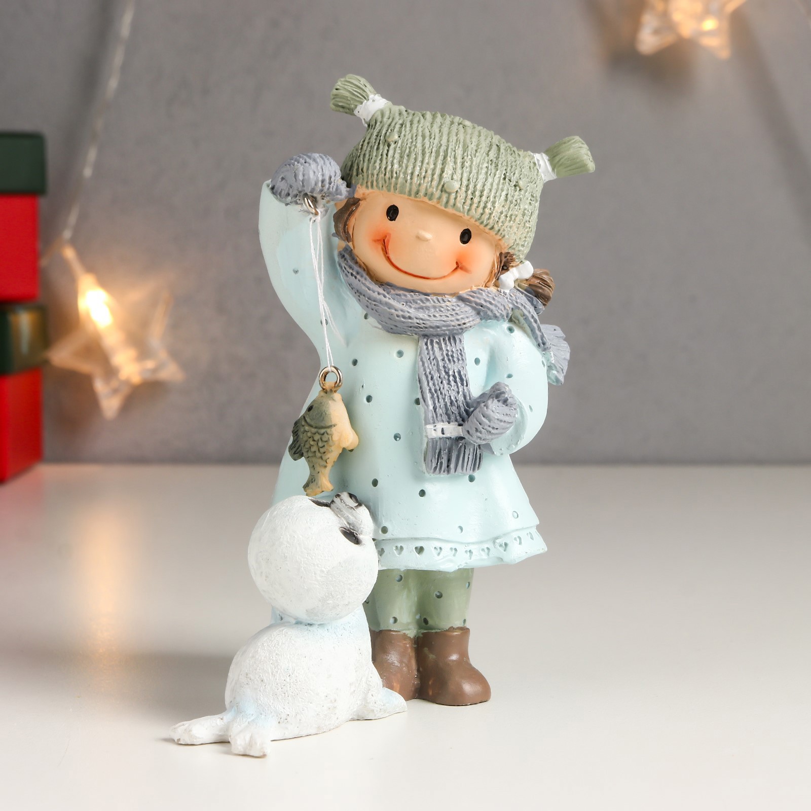 Изображение товара Новогодняя фигурка Малышка кормит рыбкой морского котика 7x9x13 см Simaland