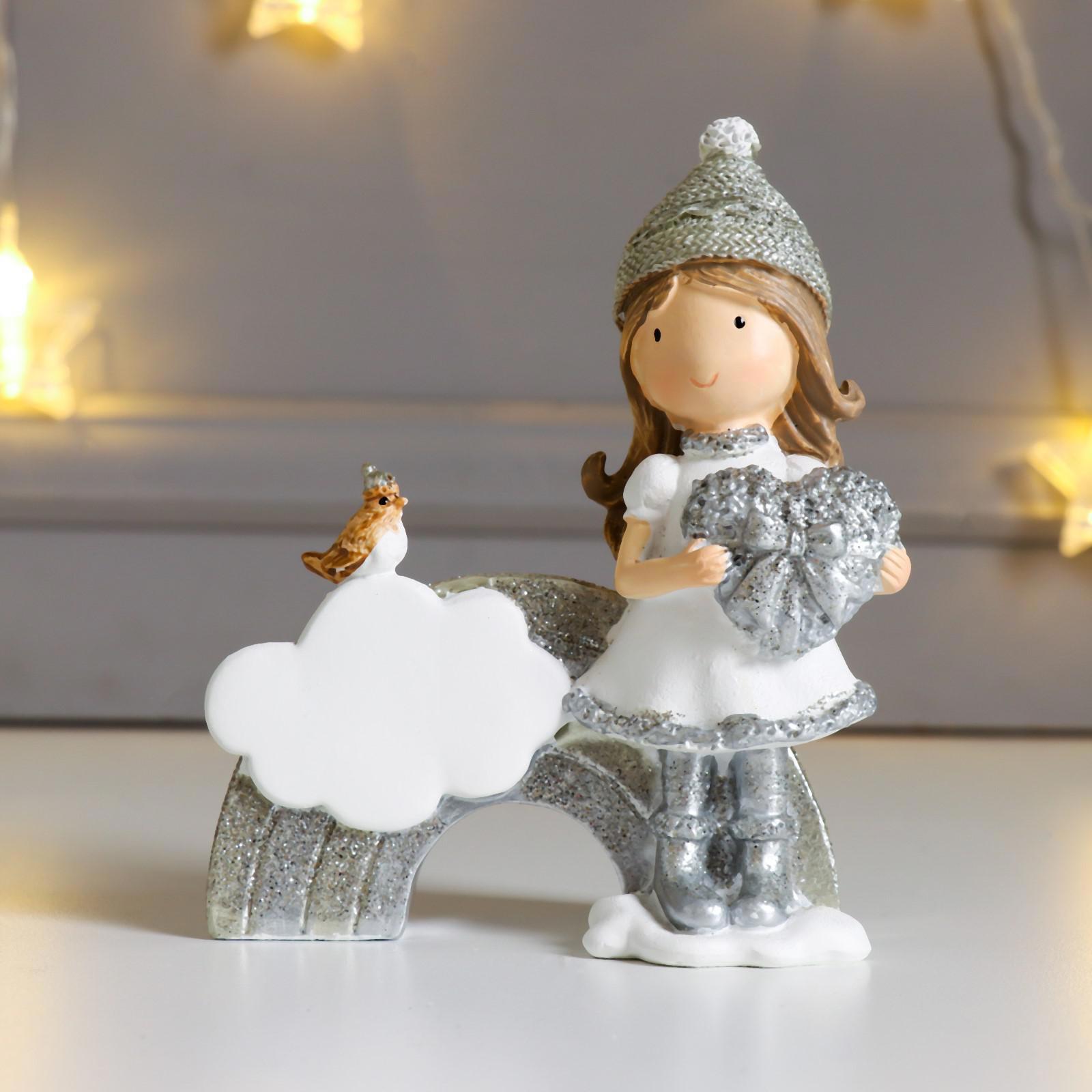 Изображение товара Новогодняя фигурка Simaland Малышка в шапке с сердцем и радугой бело-золотистый 13x5x11 см