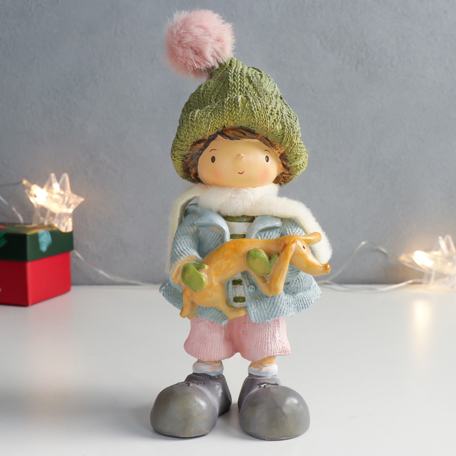 Изображение товара Новогодняя фигурка Simaland Мальчик в зелёной шапке с собачкой на руках 8.5x8x20 см