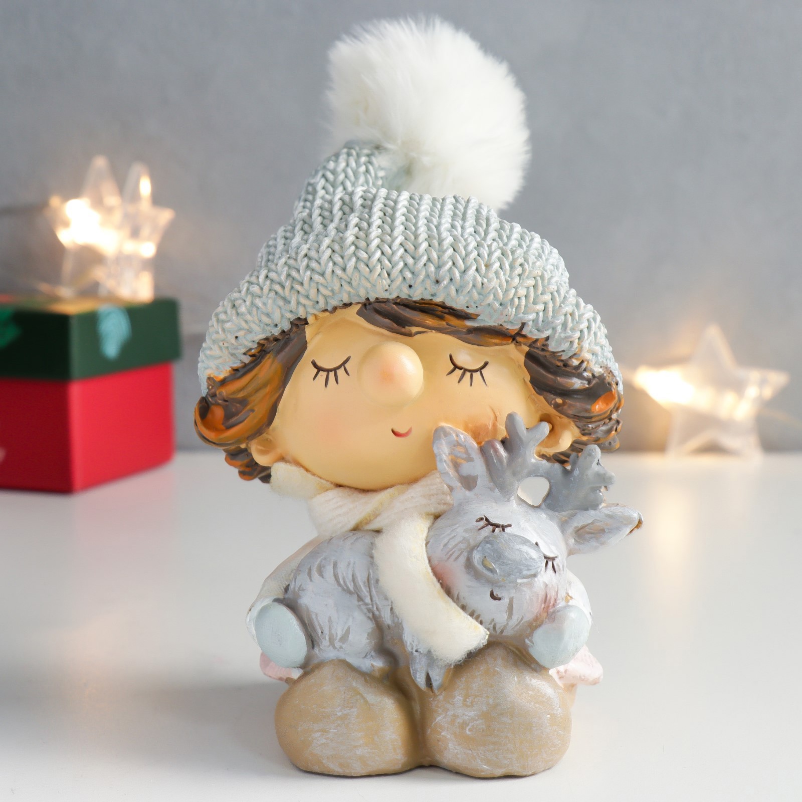 Изображение товара Новогодняя фигурка Simaland Мальчик в серой шапке со спящим оленёнком 8.5x8.5x12.5 см