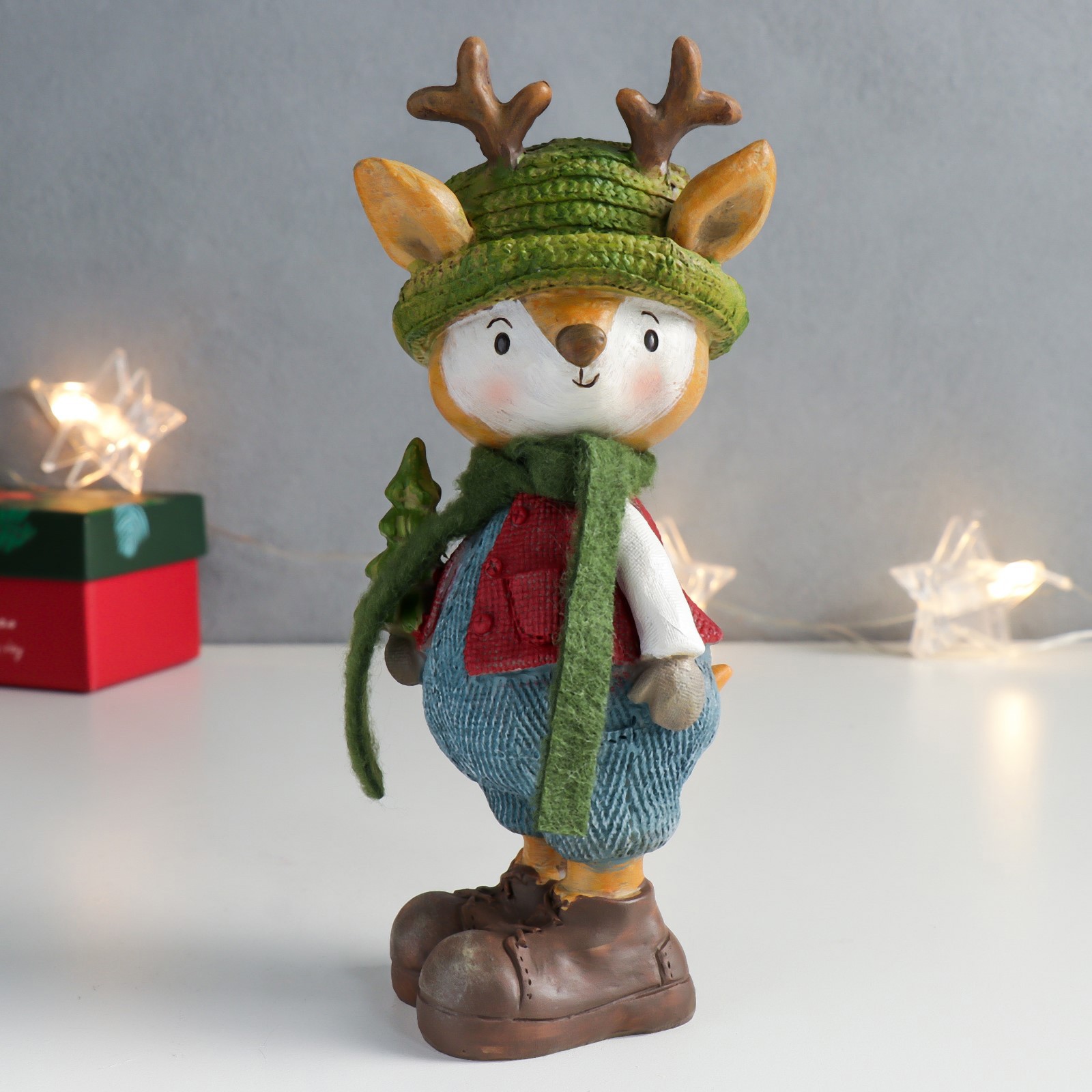 Изображение товара Оленёнок в зелёной шляпке и ёлочкой — новогодняя фигурка SIMALAND 8,5x8x18,3 см