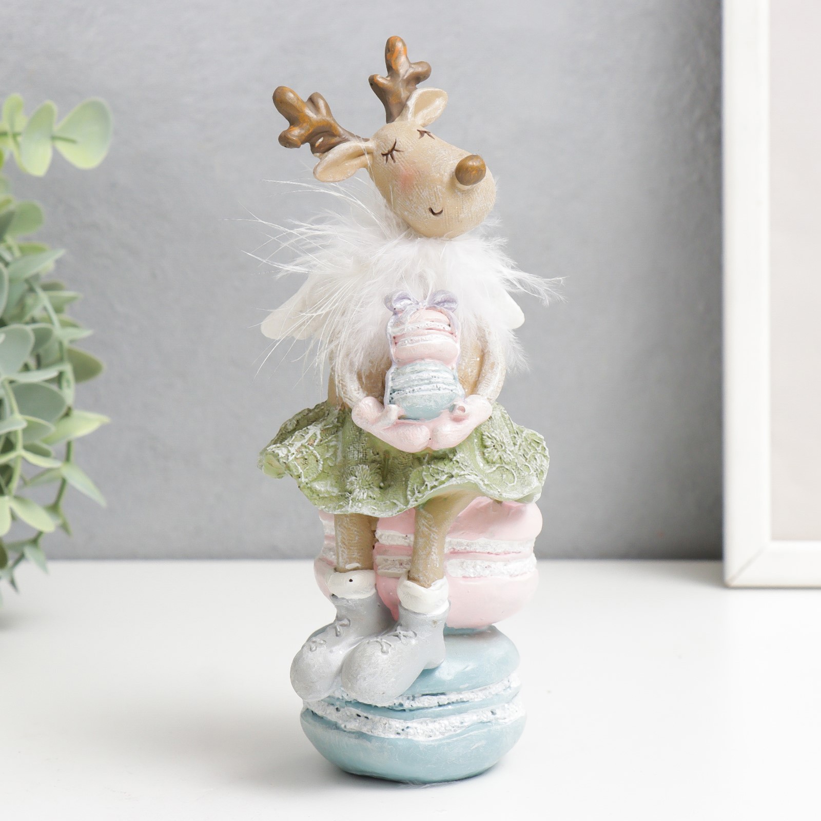 Изображение товара Новогодняя фигурка Simaland Олениха в зелёной юбочке на макарунах 7x7.5x18 см
