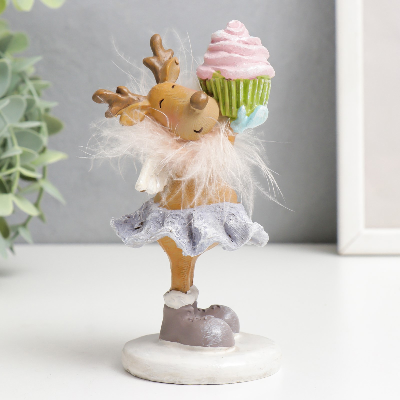 Изображение товара Новогодняя фигурка Simaland Олениха в сиреневой юбочке с кексиком 6.5x7x13.5 см