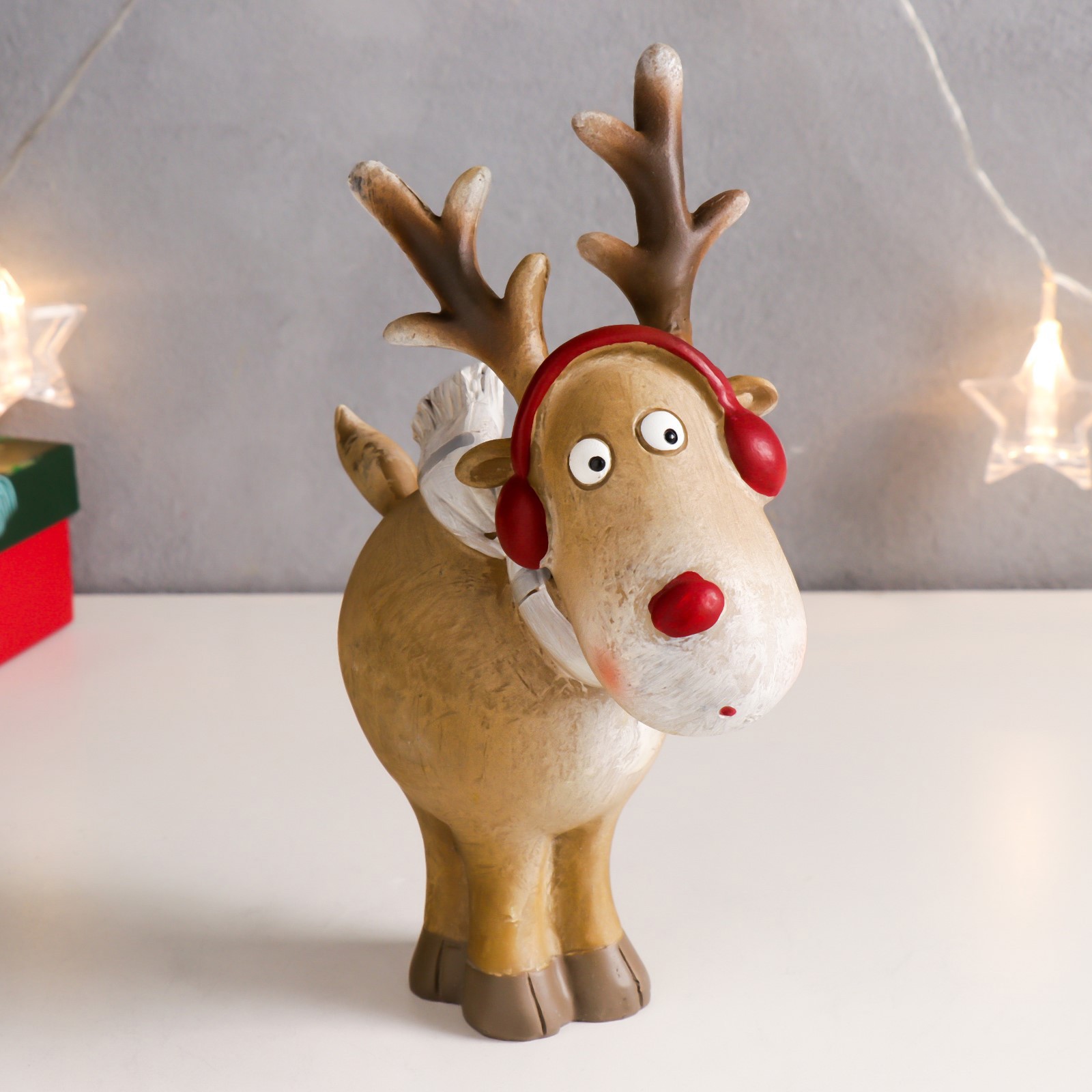 Изображение товара Новогодняя фигурка Simaland Олешка в зимних наушниках и шарфике 22.5x15.5x7 см