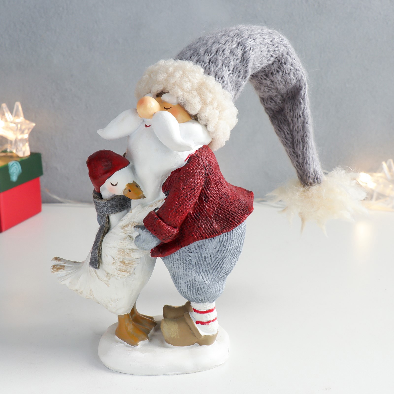 Изображение товара Новогодняя фигурка Simaland Санта в сером колпаке обнимается с гусём 12x9x33 см