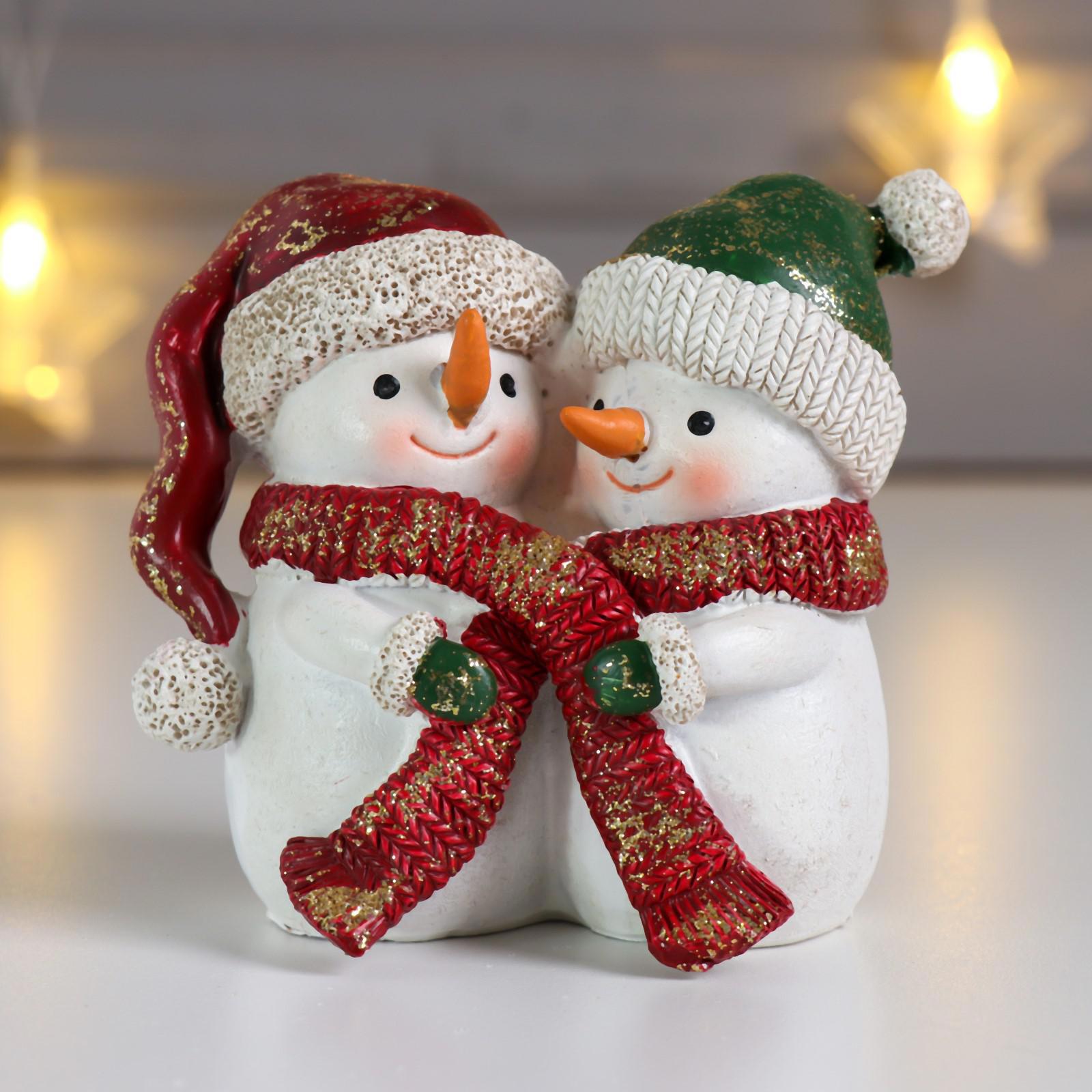 Изображение товара Новогодняя фигурка Simaland Снеговички в красном колпаке и зелёной шапке - объятия 8x5.5x9 см