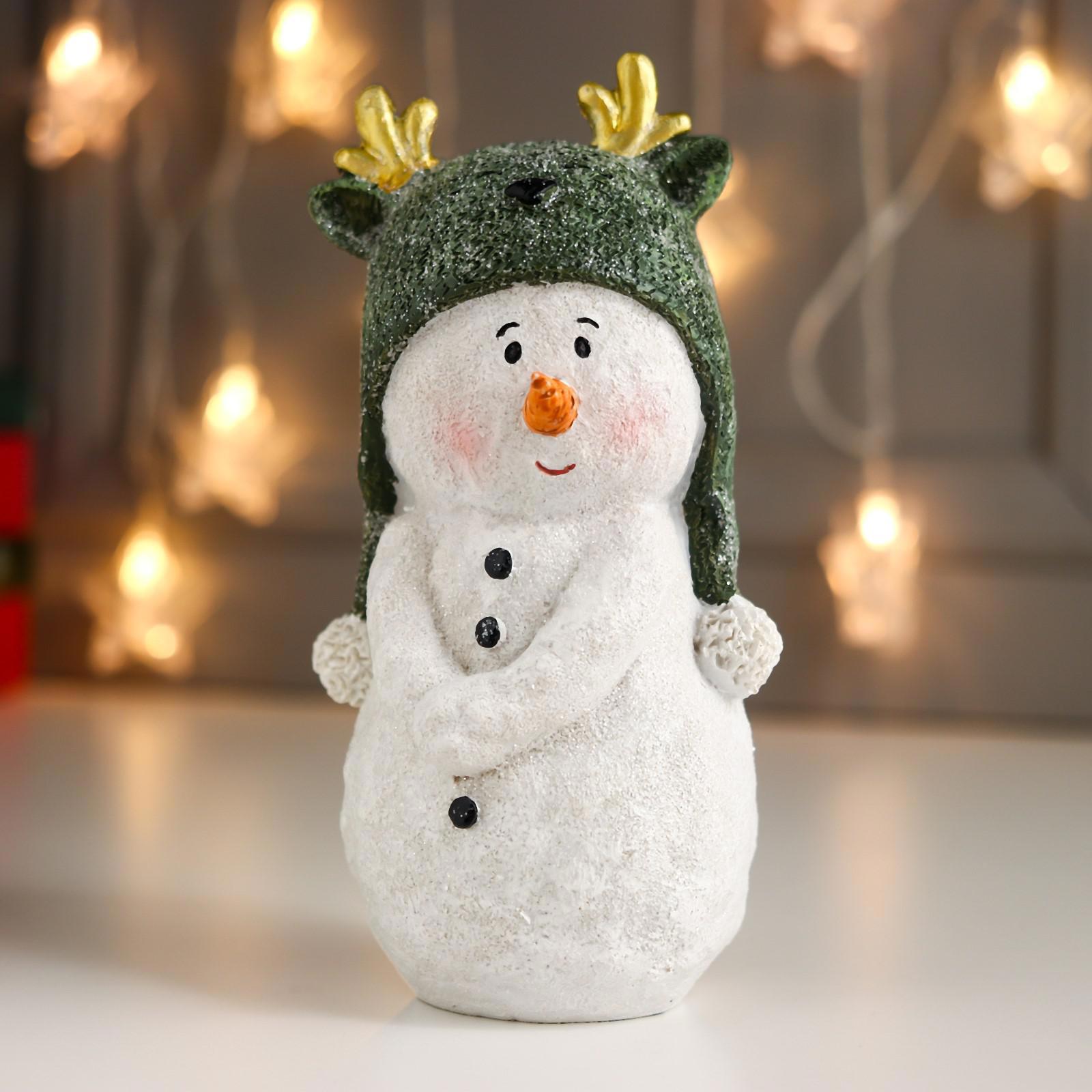 Изображение товара Новогодняя фигурка Simaland Снеговичок в шапке-оленя стеснительный 18.7x8.7x9.6 см