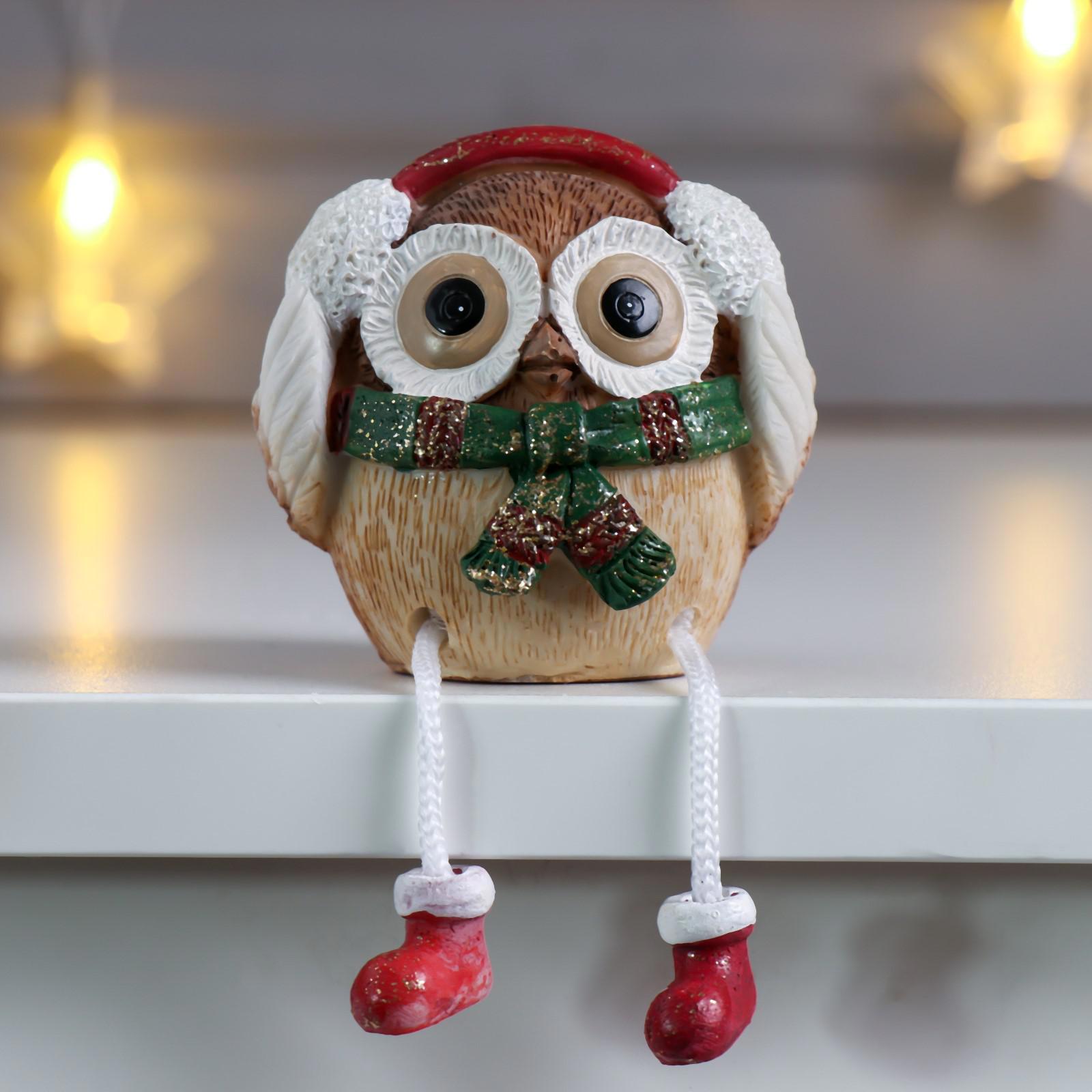 Изображение товара Новогодняя фигурка Simaland Филин в наушниках и шарфе красно-зелёный длинные ножки 6.5x6x6.5 см