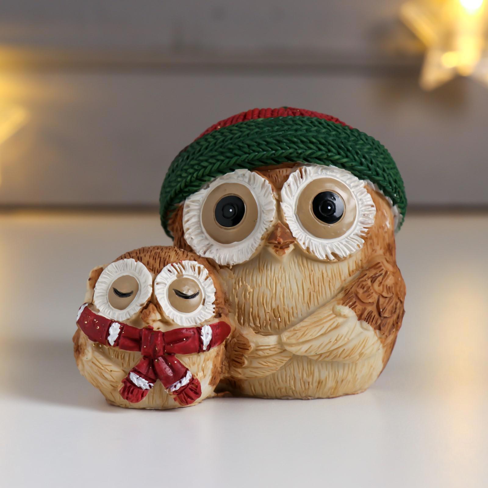 Изображение товара Новогодняя фигурка Simaland Филин в шапке с совёнком в шарфе красно-зелёный 6x6x8 см