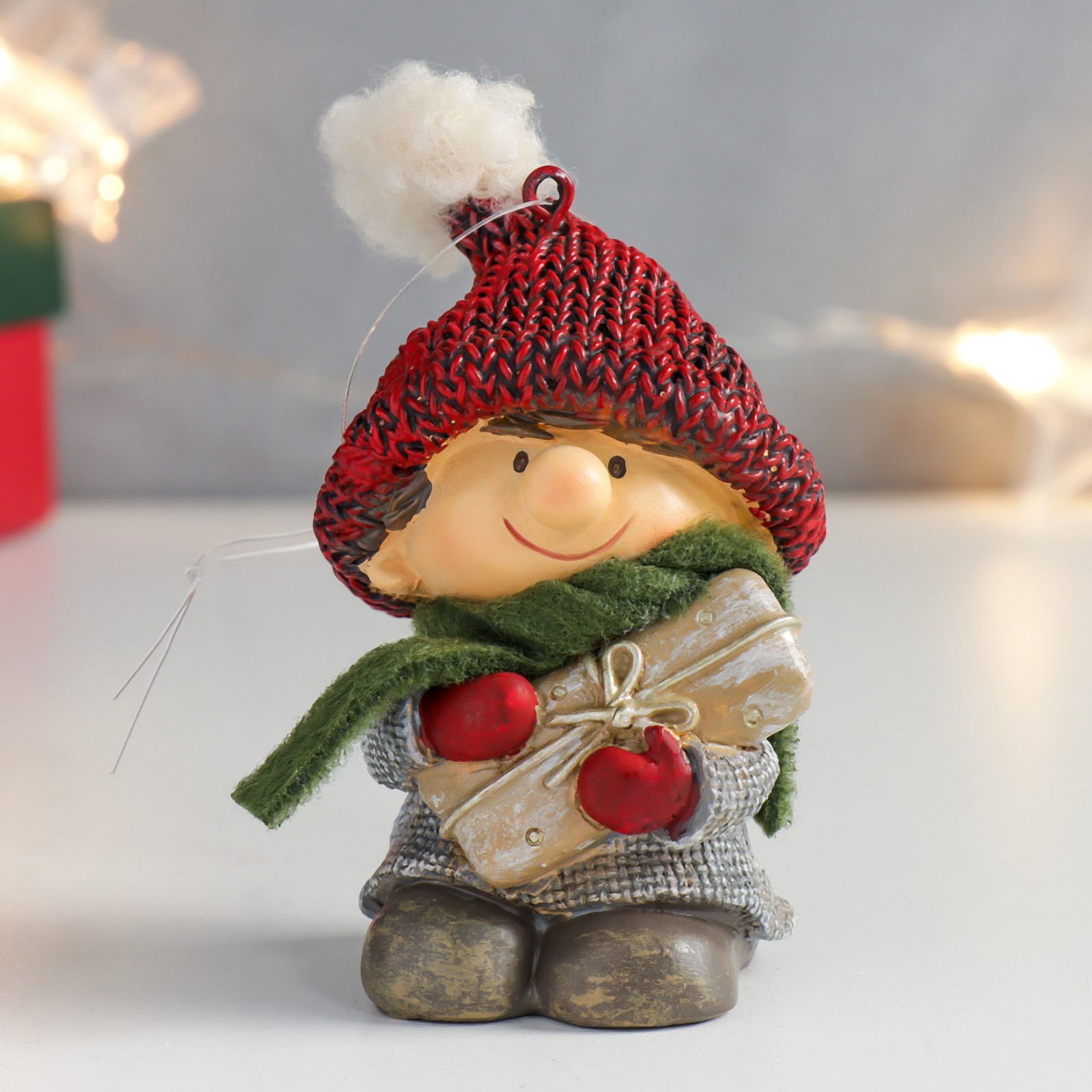 Изображение товара Новогодняя фигурка Simaland Мальчик в красной шапке с подарком 5,5x5x9 см