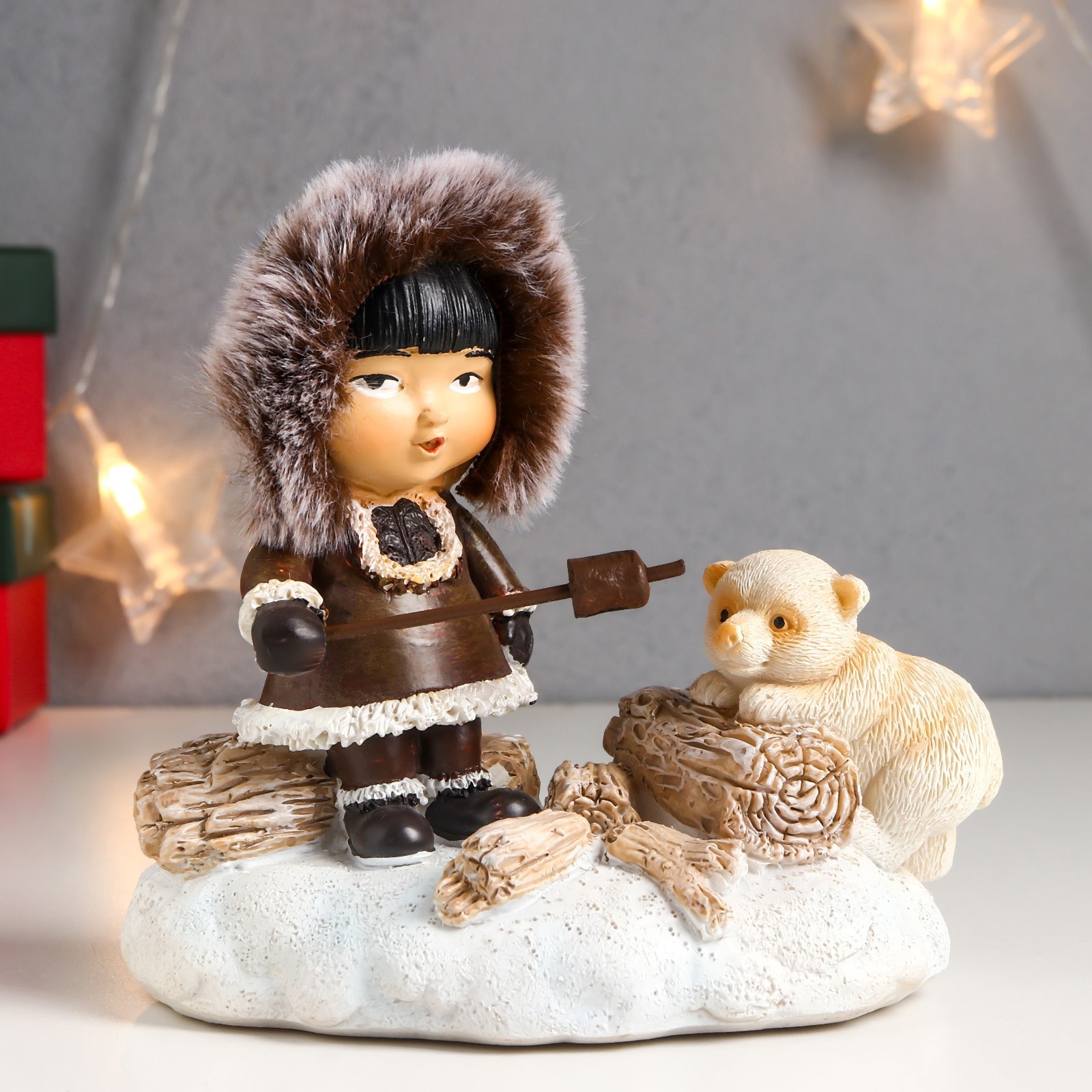 Изображение товара Новогодняя фигурка Simaland с подсветкой Малыш и белый медвежонок - посиделки у костра 12.5x8x13.5 см