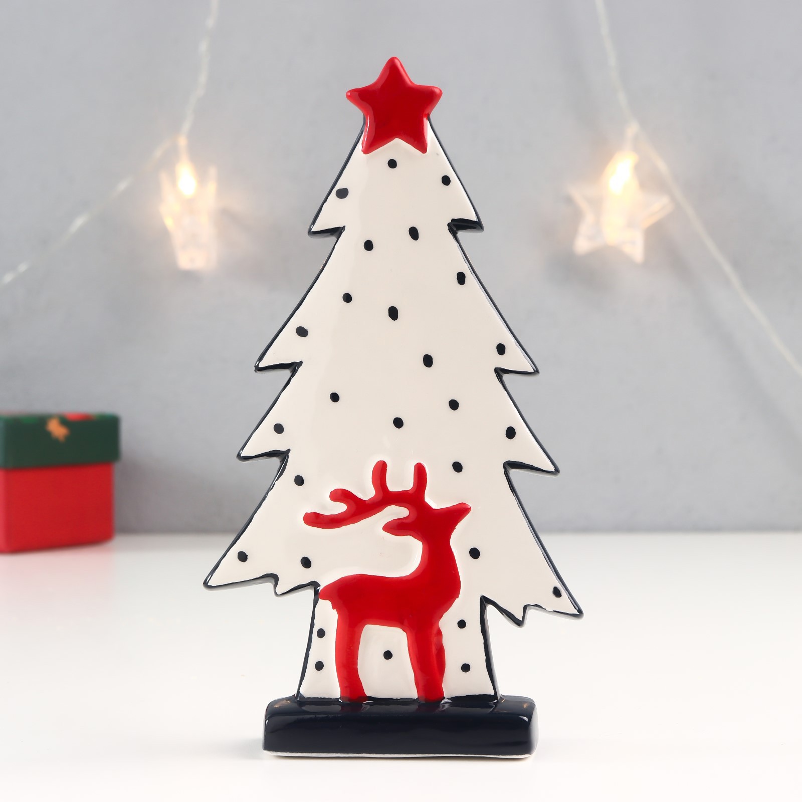 Изображение товара Новогодняя фигурка Simaland Белая ёлочка в горошек с красным оленем 16.7x9x2.9 см