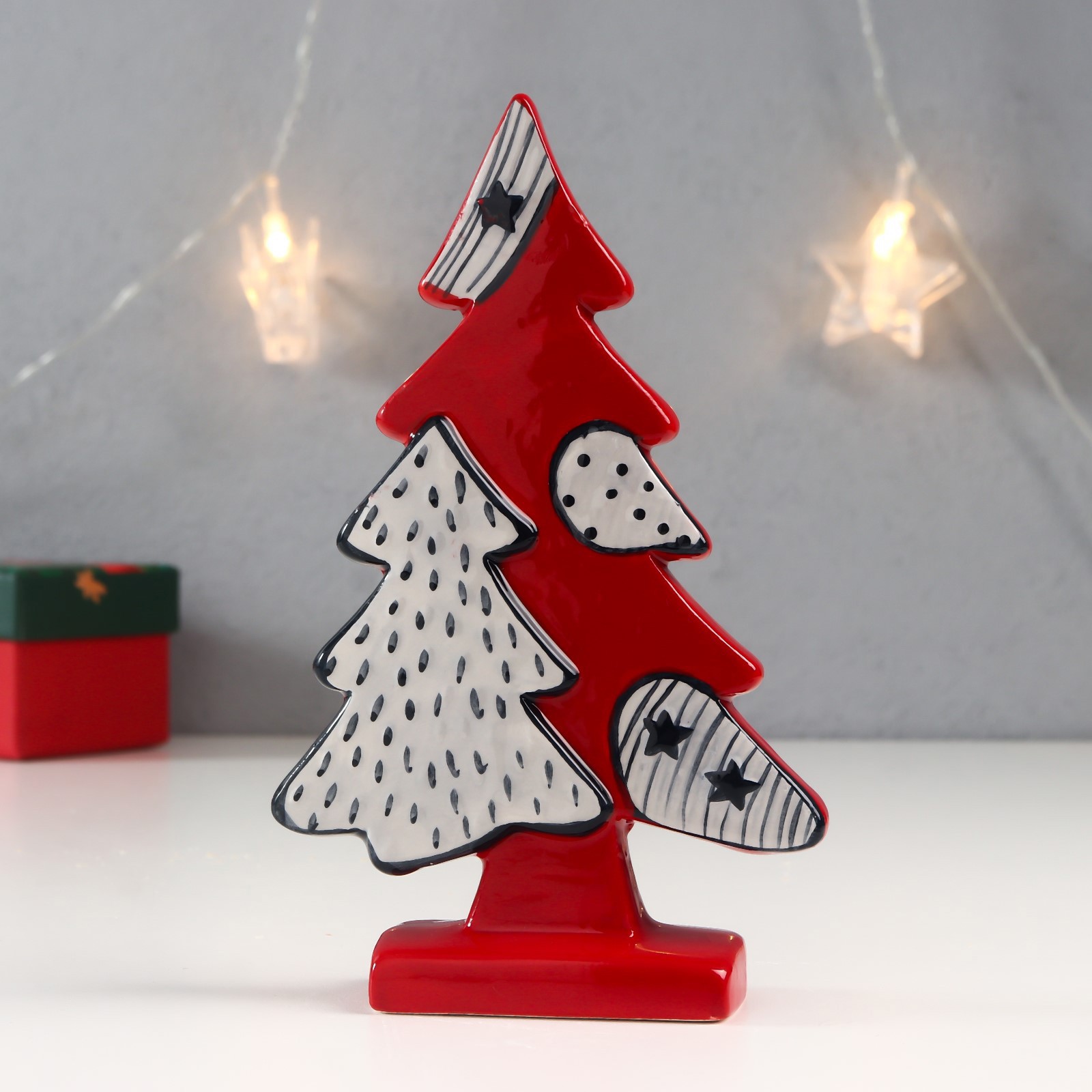 Изображение товара Новогодняя фигурка Simaland Красная ёлка с заплатками и белая ёлочка 16,5х10х3,7 см