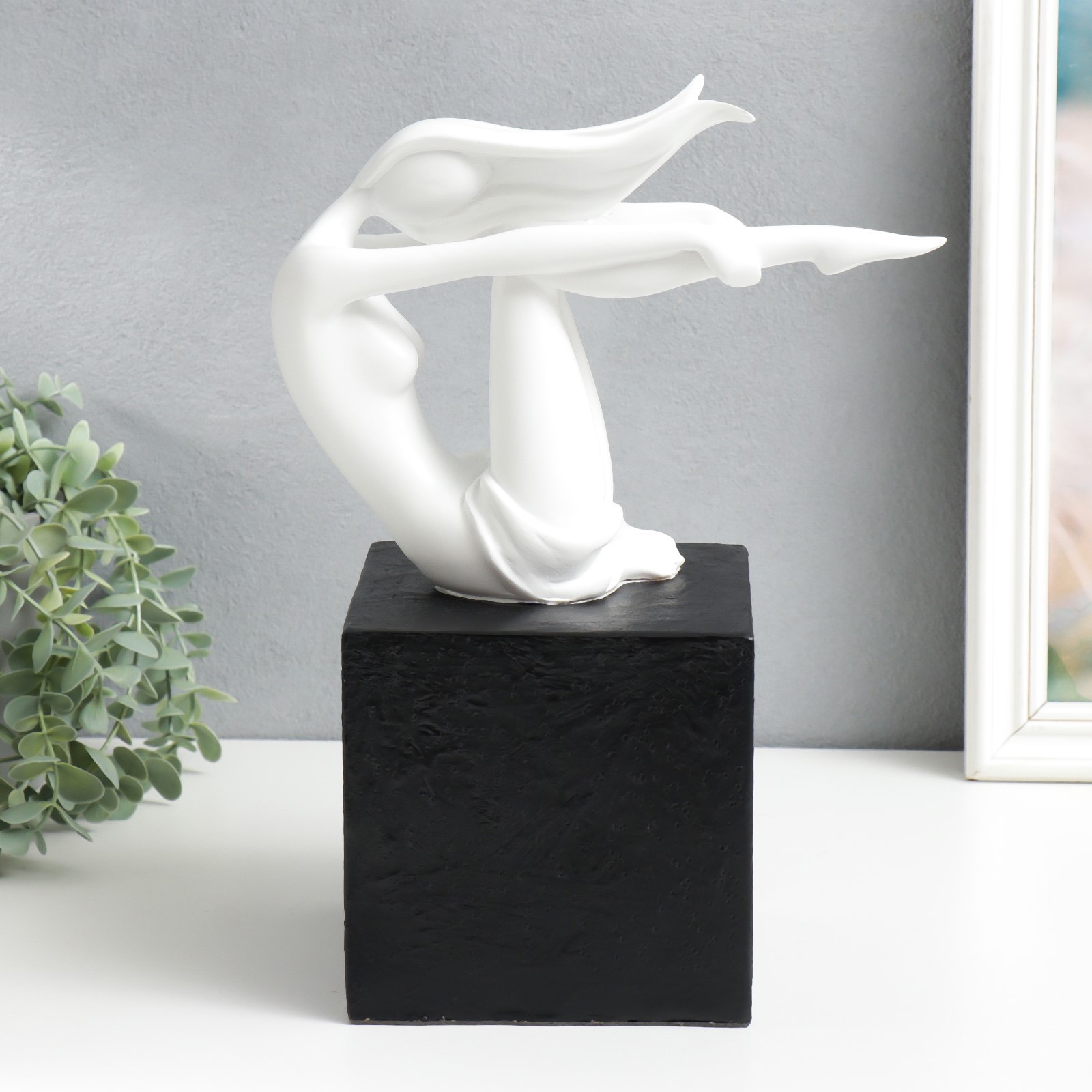 Изображение товара Держатель для книг «Равновесие на ветру» белый на чёрном кубе 14,5×23×31 см