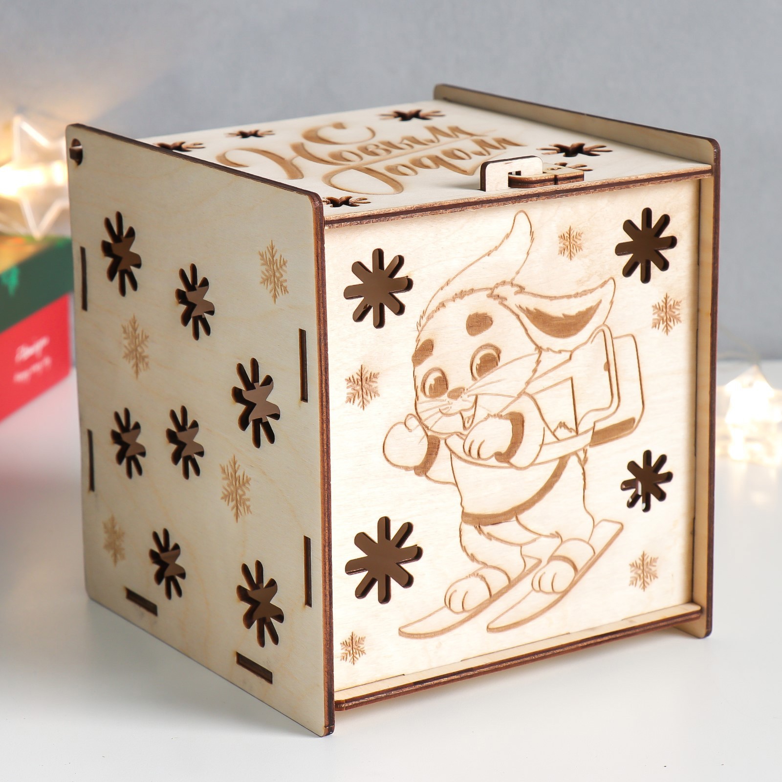 Изображение товара Шкатулка из фанеры с рисунком кролика и НГ, 14x15x16 см