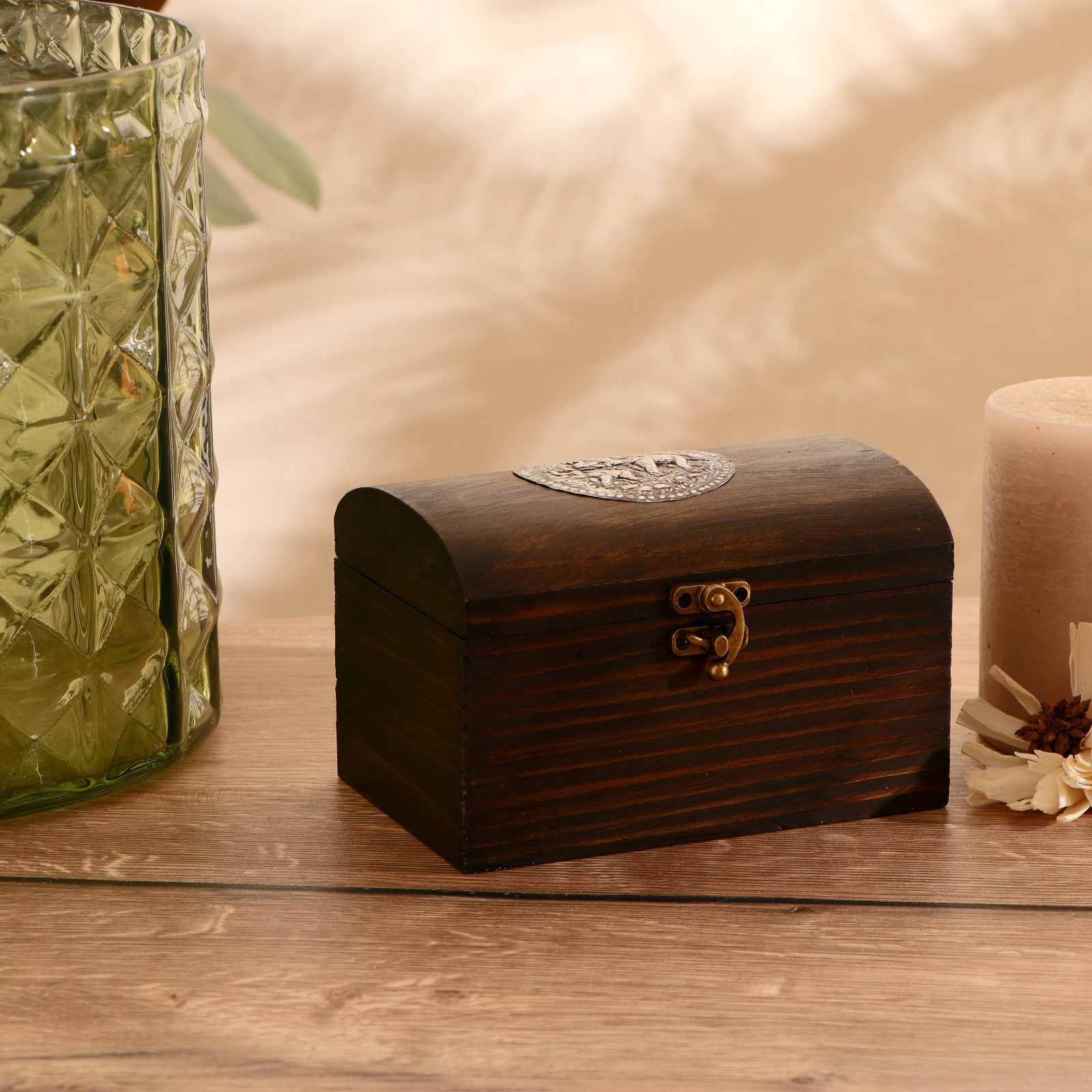 Изображение товара Шкатулка с чеканкой 14.5x9.5x10 см. дерево манго 2