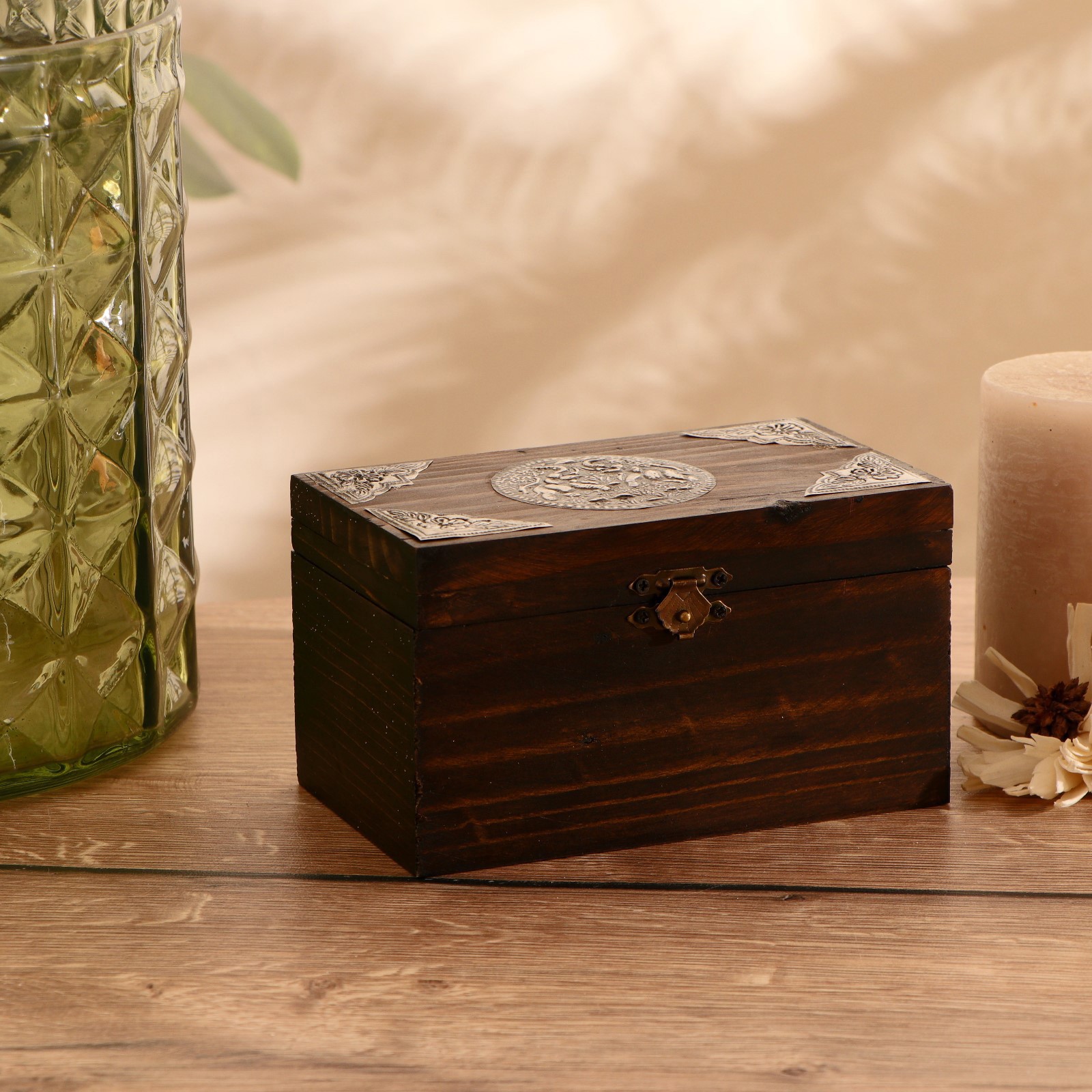 Изображение товара Шкатулка с чеканкой 15.5x9x9 см дерево манго