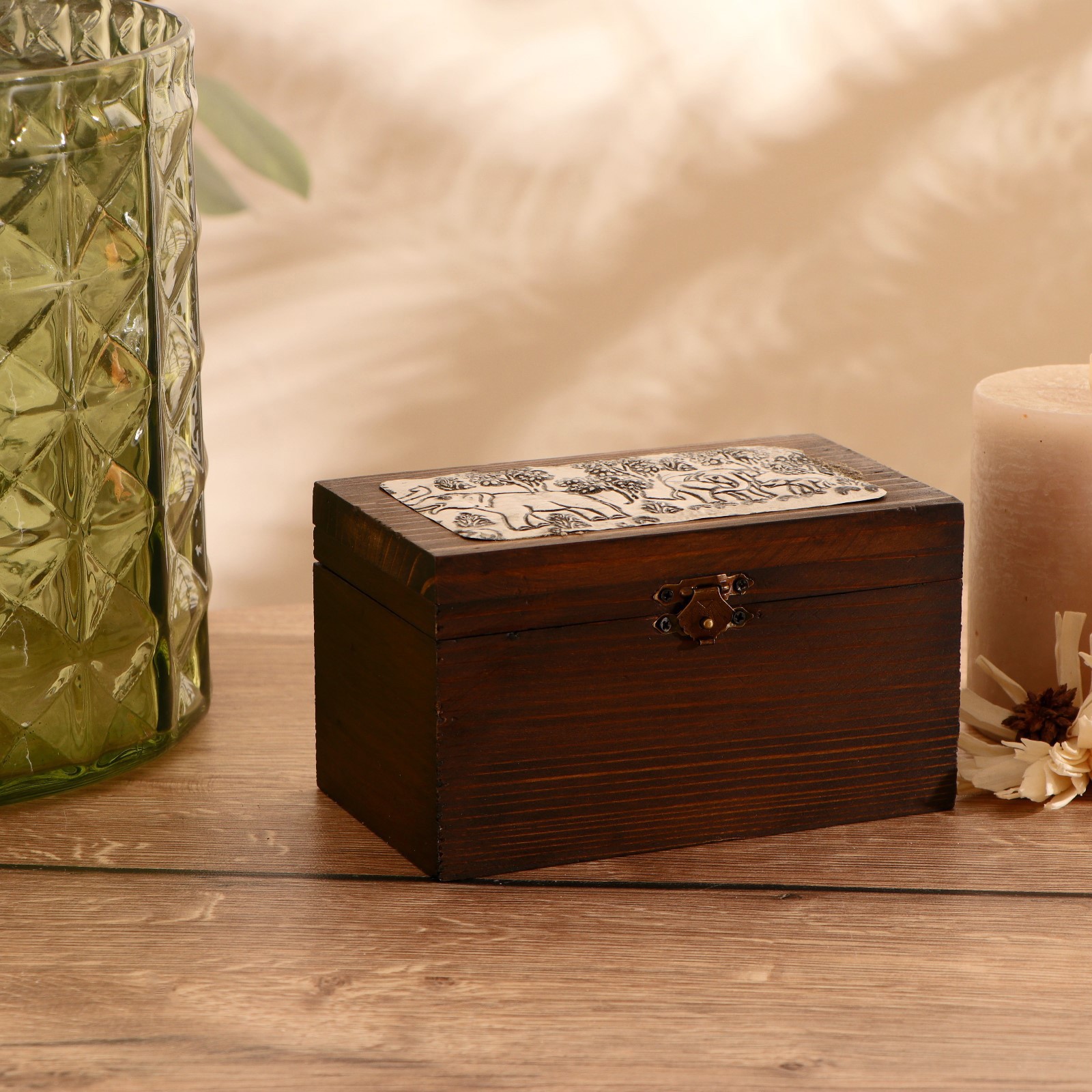Изображение товара Шкатулка с чеканкой 15.5x9x9 см дерево манго 2
