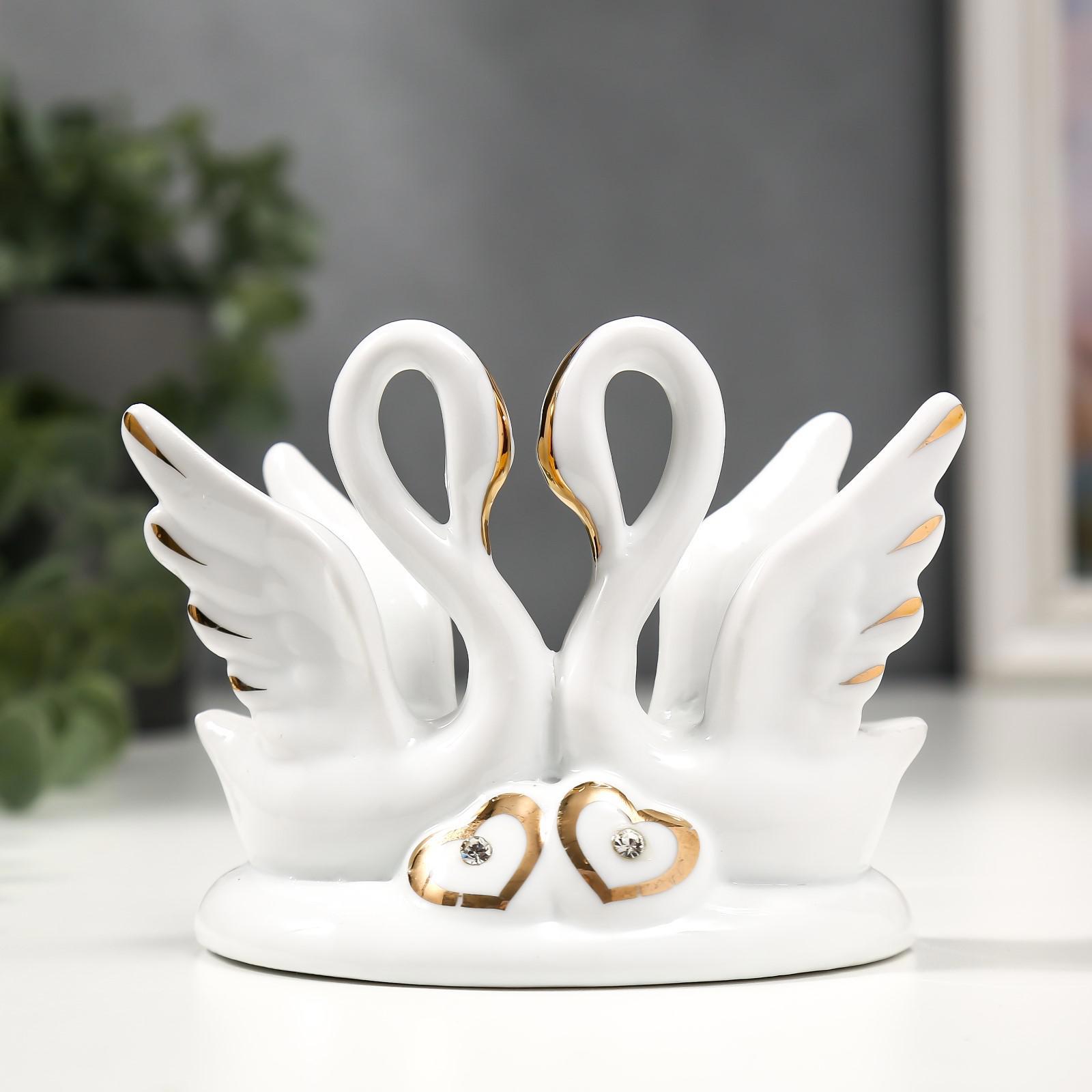 Изображение товара Два белых лебедя с сердечками в золотом 13 см — декоративная керамика
