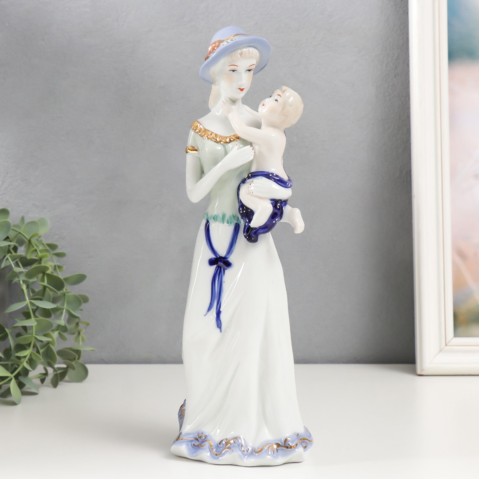 Изображение товара Декоративная фигура: Девушка в шляпке с ребёнком на руках 30 см