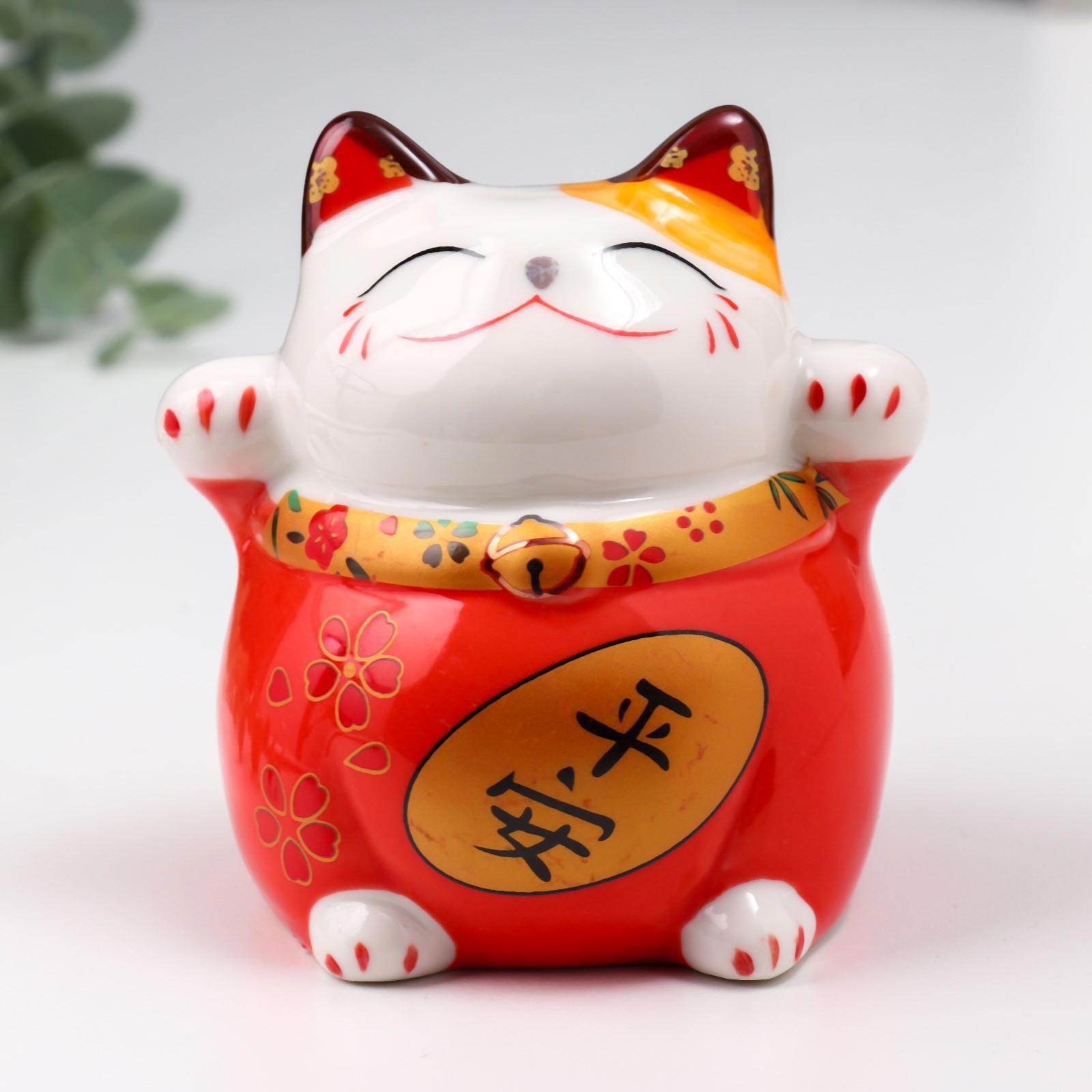 Изображение товара Кот Манэки-нэко в красном, 9x9x7.5 см — керамическая фигурка удачи