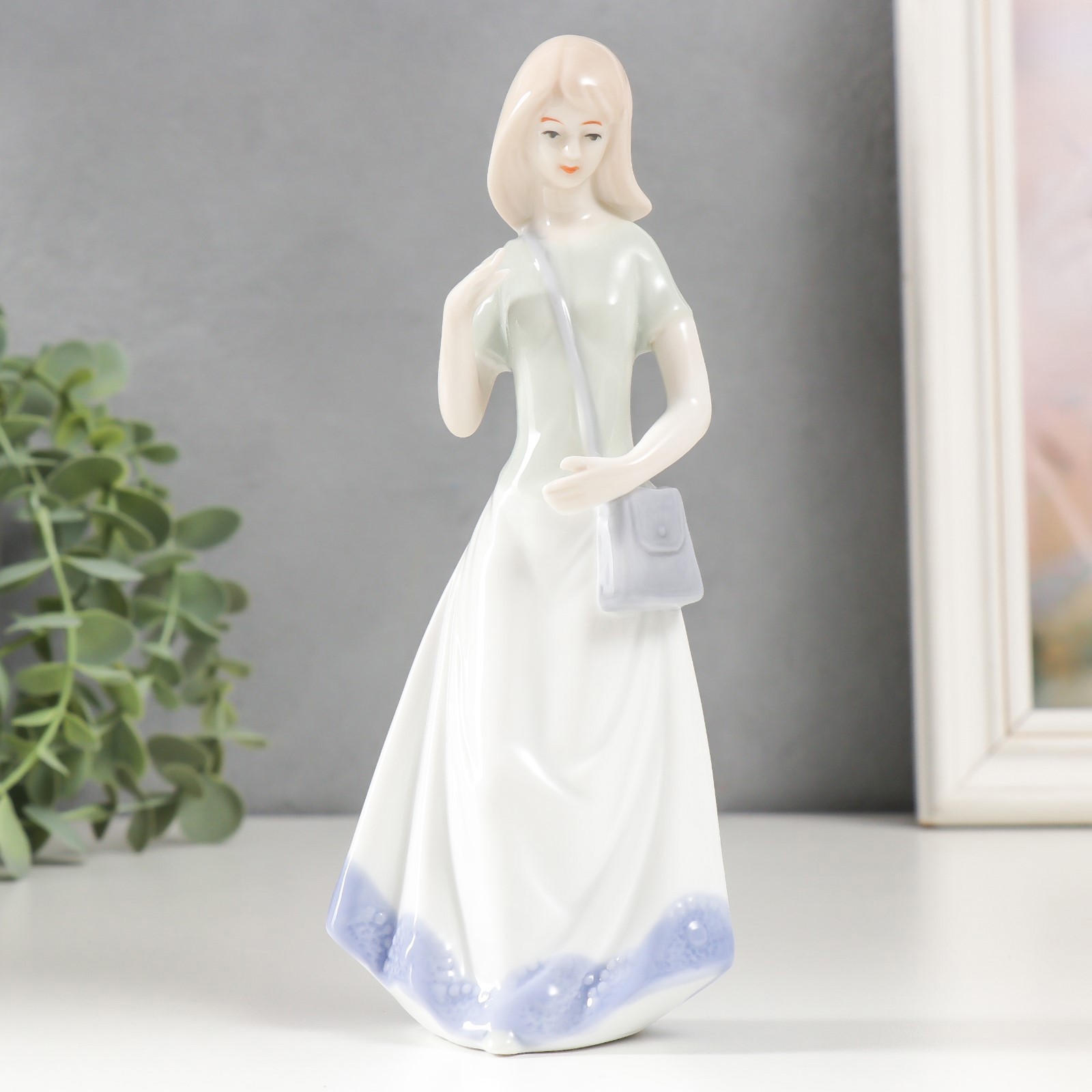 Изображение товара Декоративная фигурка SIMALAND: молодая девушка с сумкой, белая керамика