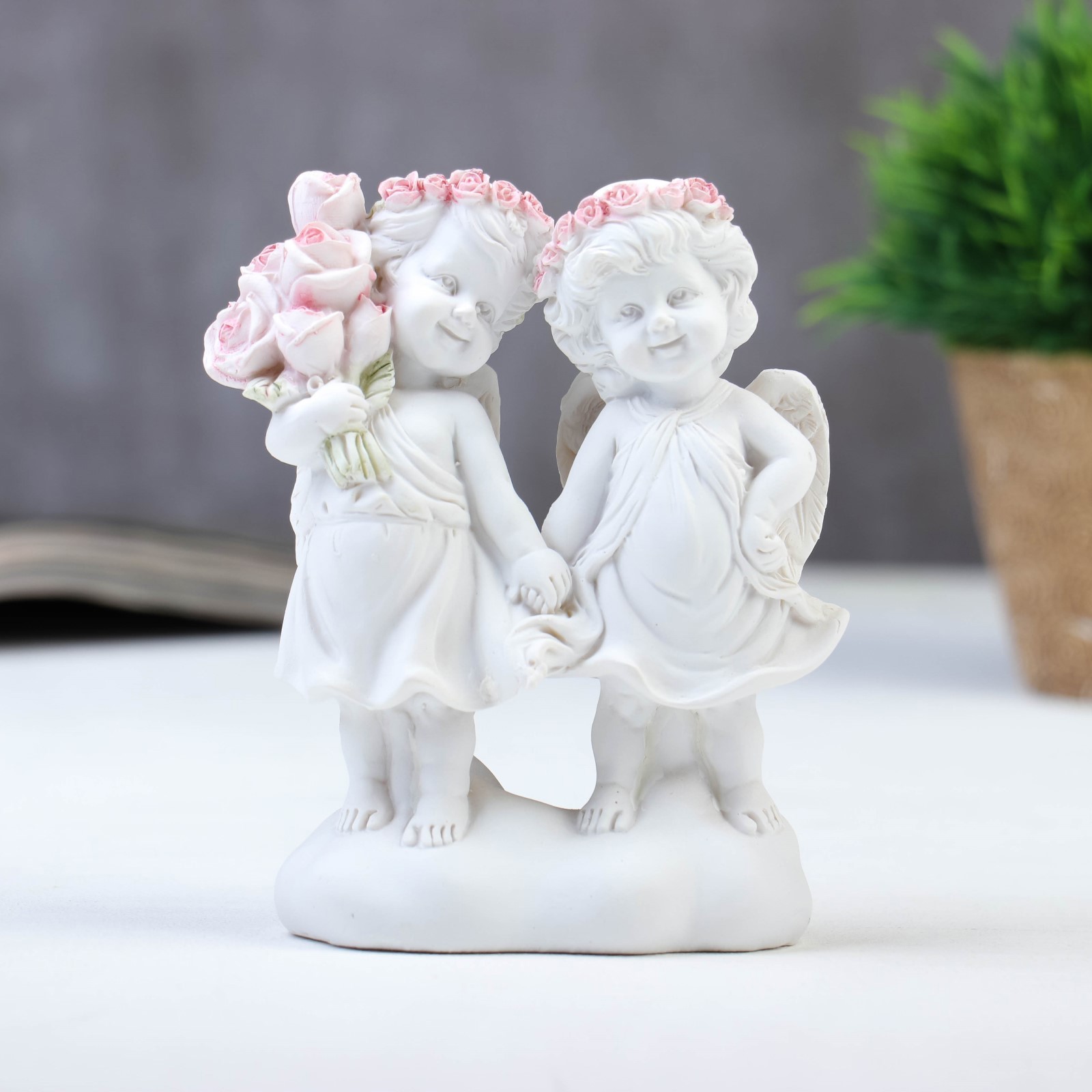 Изображение товара Белоснежные ангелы в розовых веночках — декоративная фигура, 12,5х10,5х4,3 см