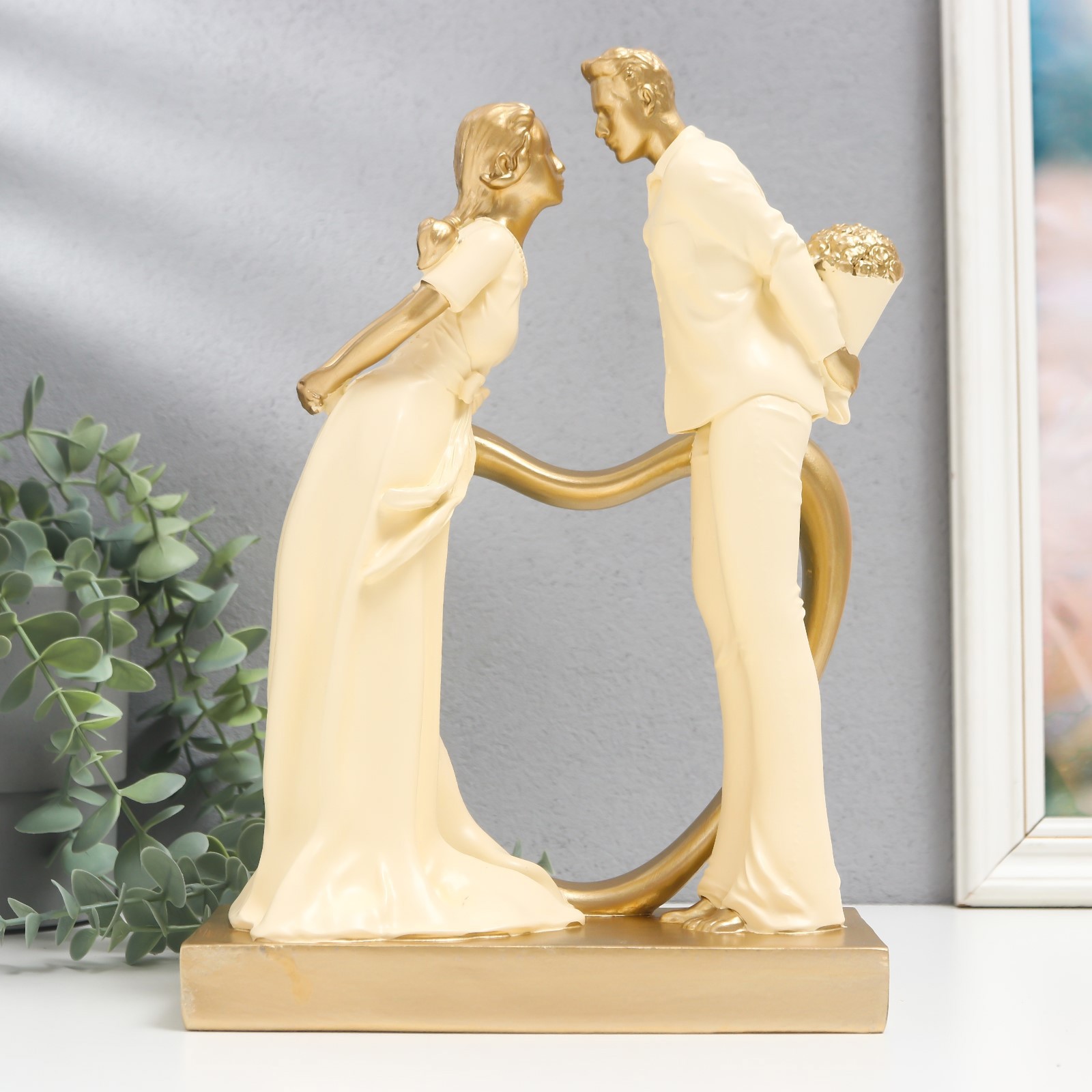 Изображение товара Фигурка Встреча влюблённых белый с золотом 9x19x28 см