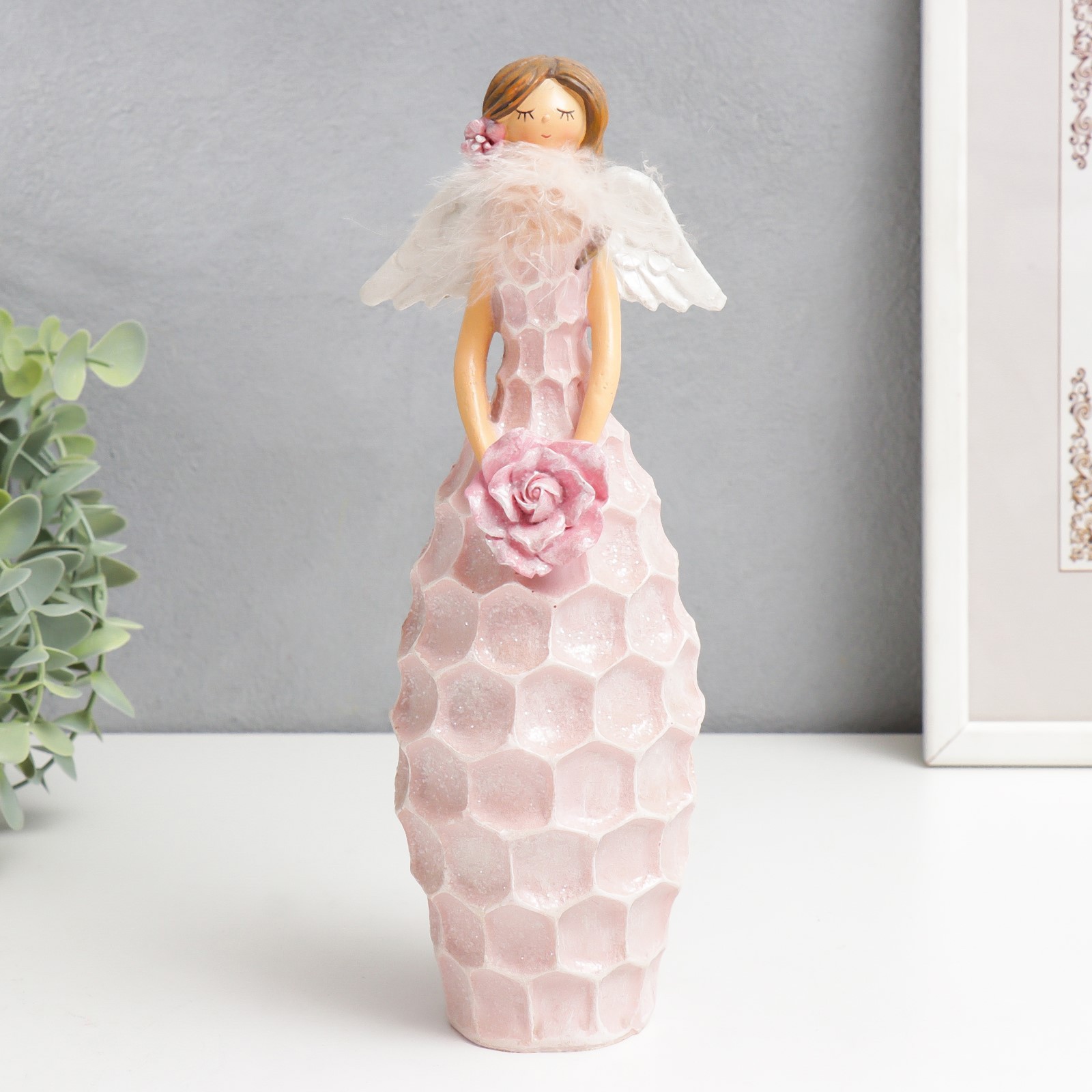 Изображение товара Девушка в розовом платье-сотах с розочкой — декоративная фигура (9,5×8×25,5 см)