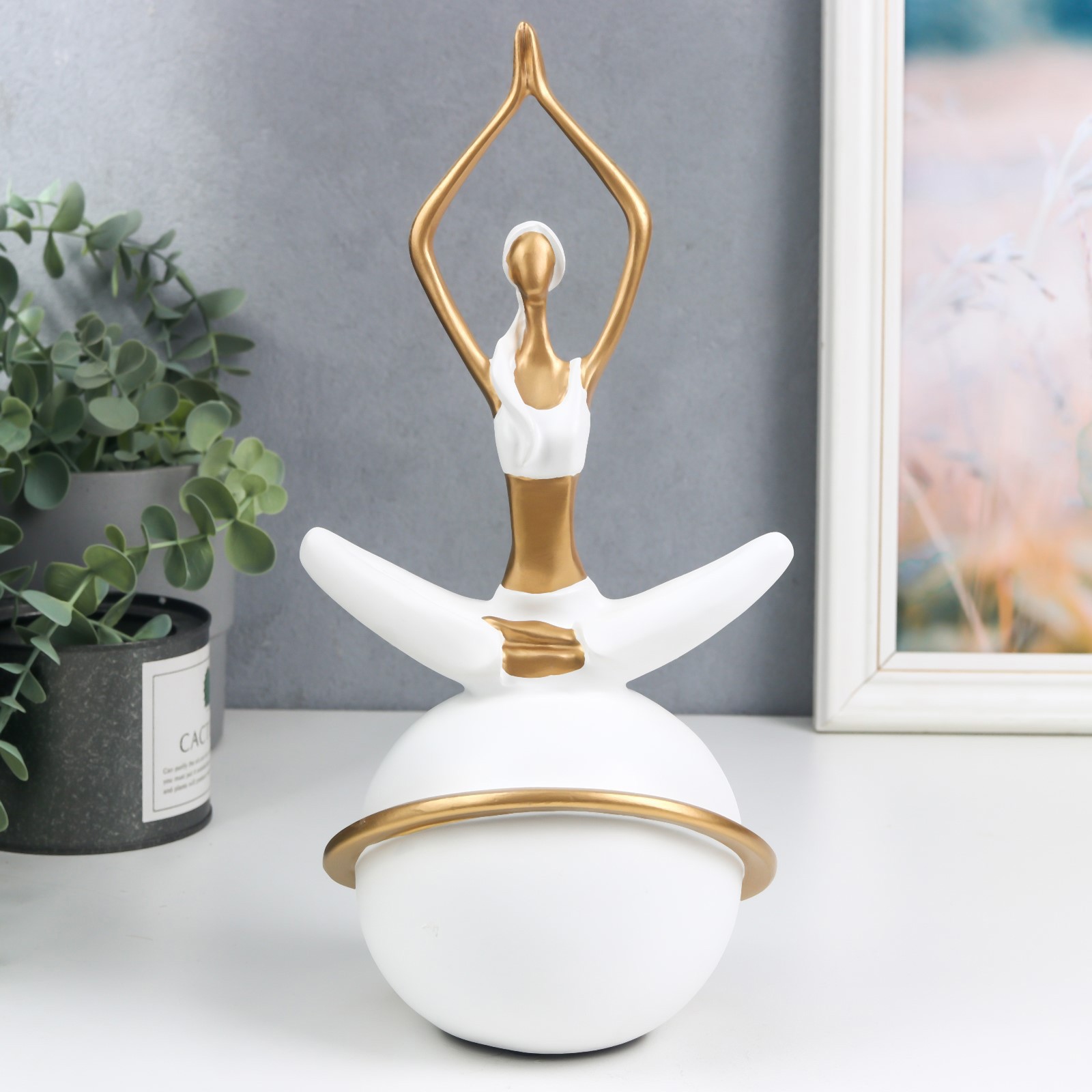 Изображение товара Фигурка "Девушка на шаре - йога свеча" белый с золотом 27x12x14.5 см