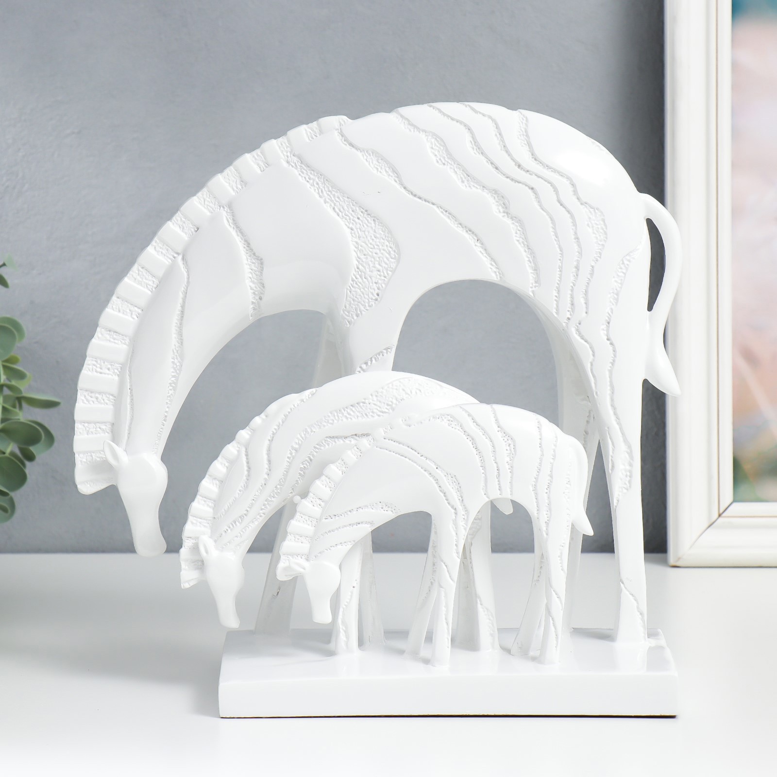 Изображение товара Декоративная фигура SIMALAND Зебры на водопое Белый 10,5x27x26 см