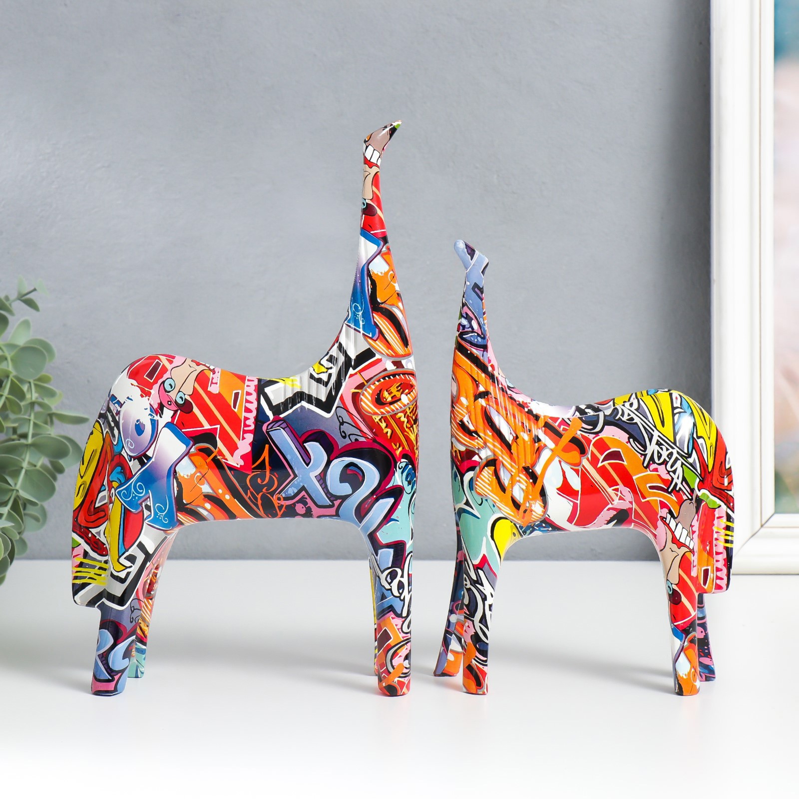 Изображение товара Набор фигурок Кони граффити 2 шт — стильный декоративный набор